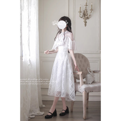 純白の令嬢のケープトップスとコルセットスカート