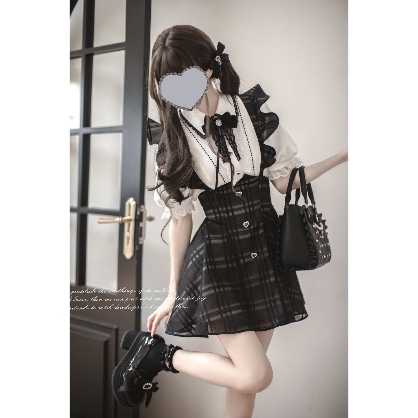 黒墨格子柄のジャンパースカートとブラウス - ショート丈