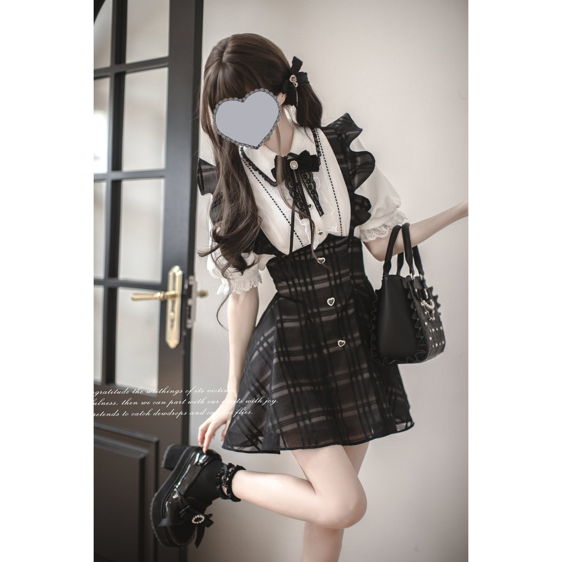 黒墨格子柄のジャンパースカートとブラウス - ショート丈