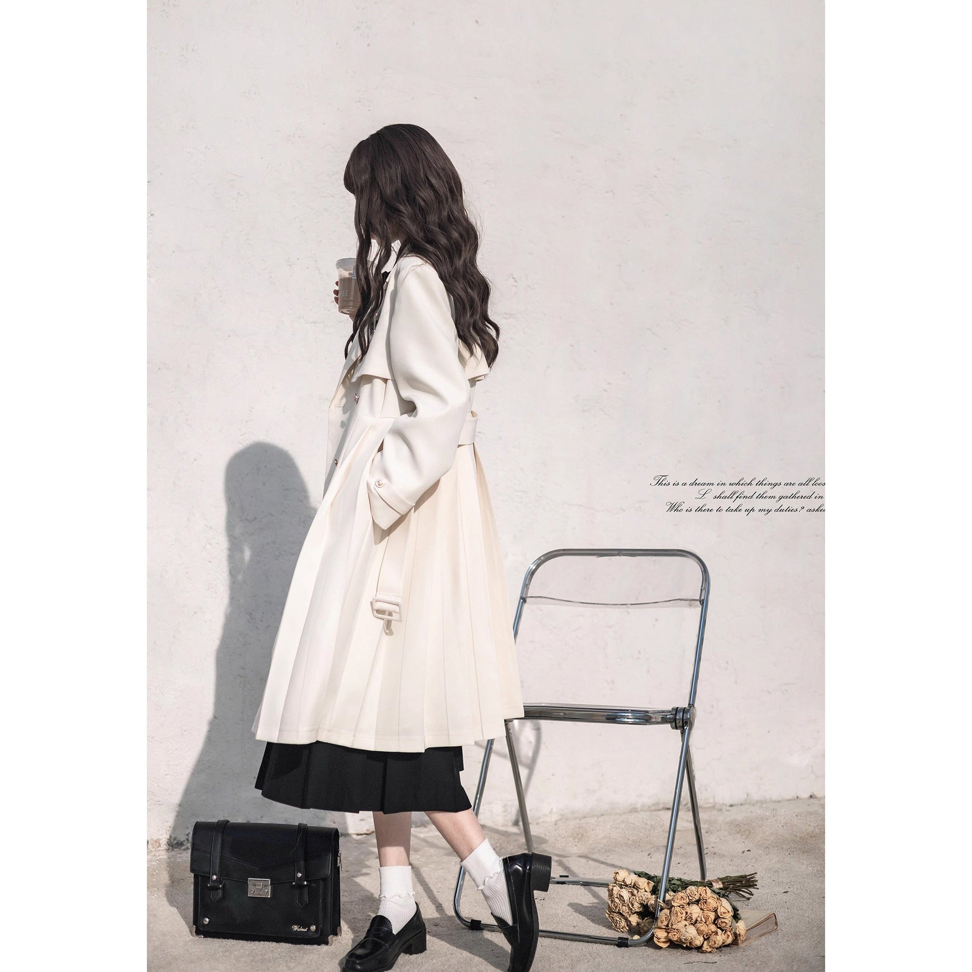 文学令嬢のトレンチコートとブラウスとプリーツスカート - Ivory Trench