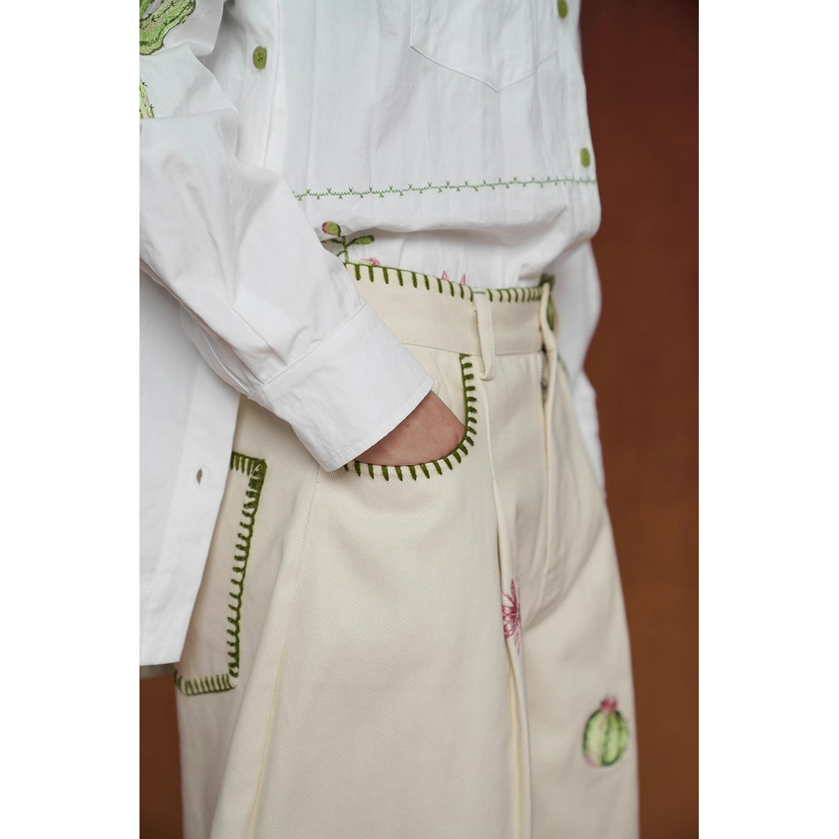 サボテンと花の刺繍ワイドパンツ