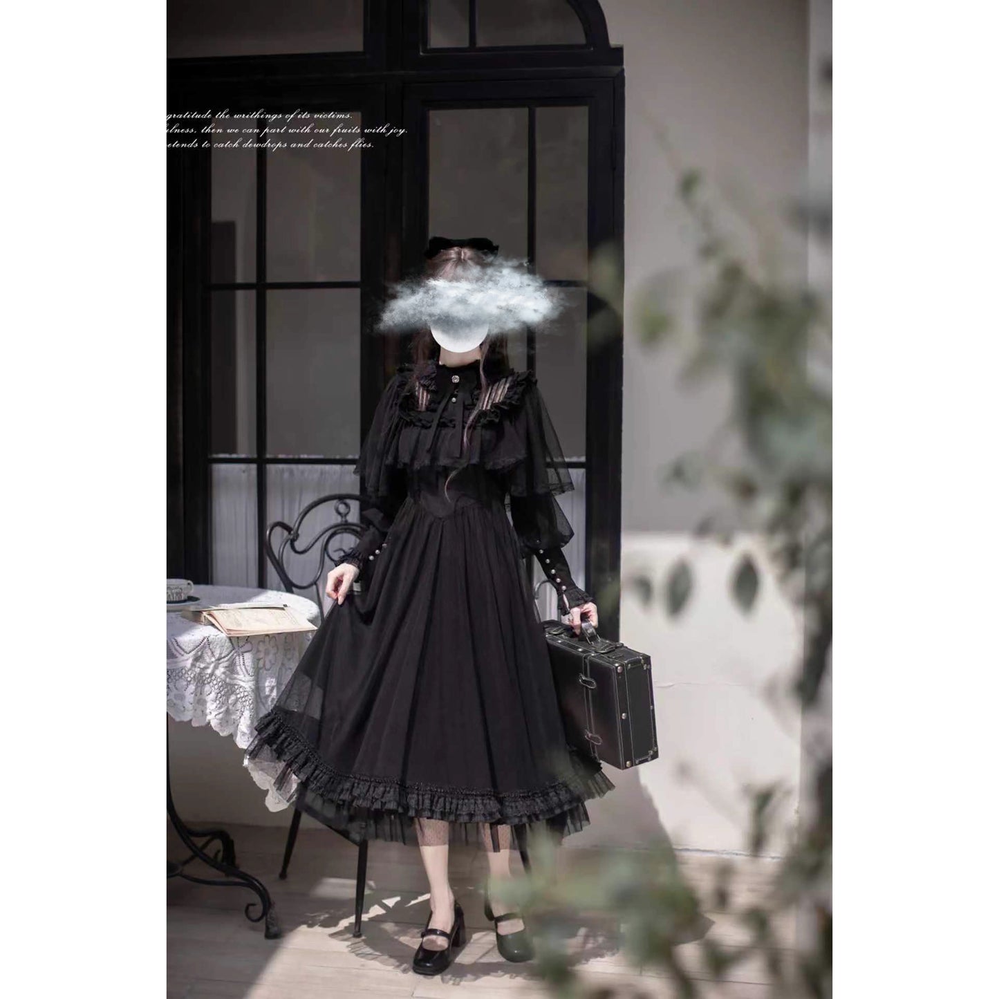 漆黒のお嬢様のチュールケープワンピース