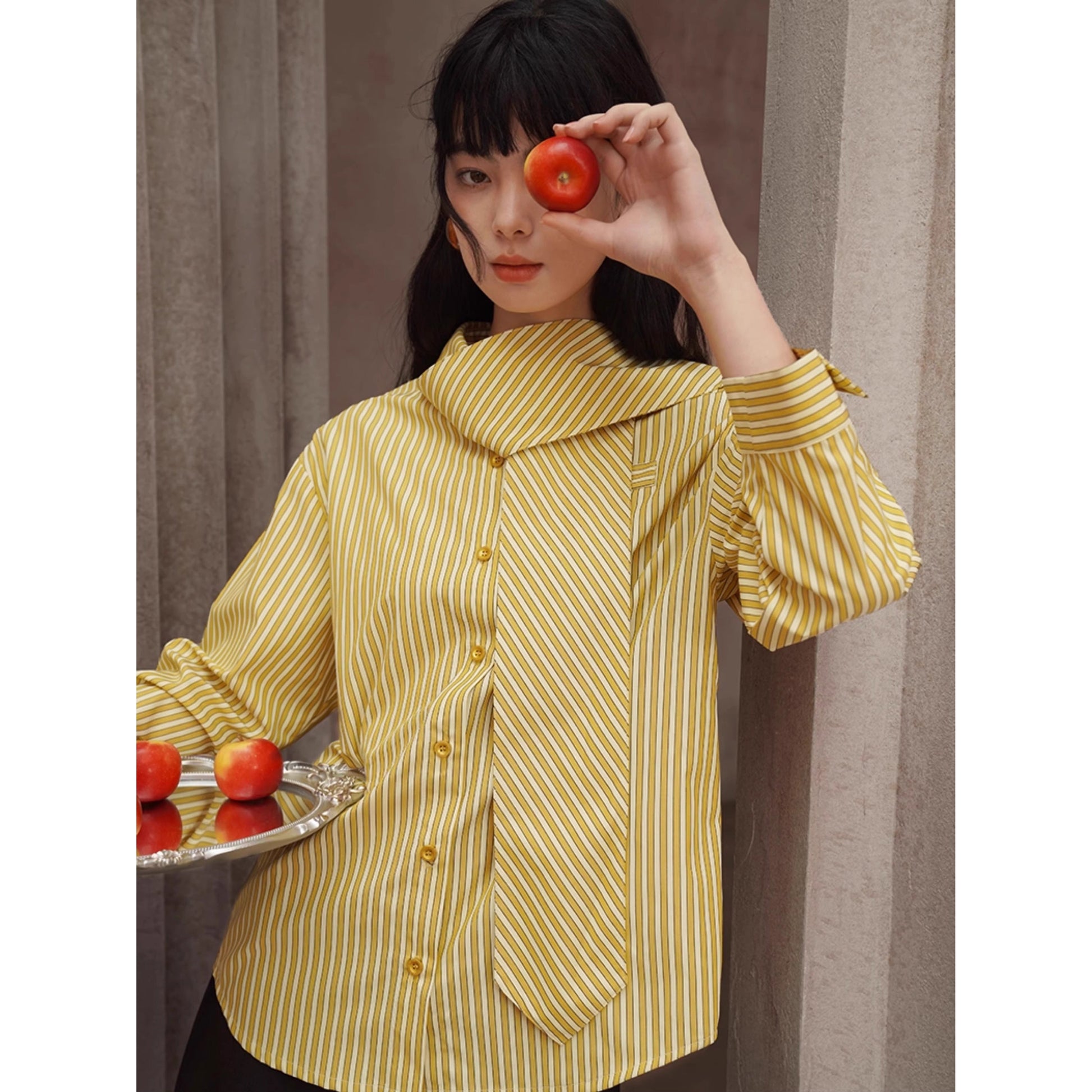 薄黄の縦縞ストライプブラウス