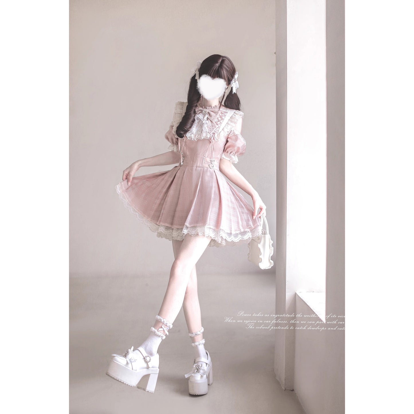 桃色の天使の刺繍フリルワンピース