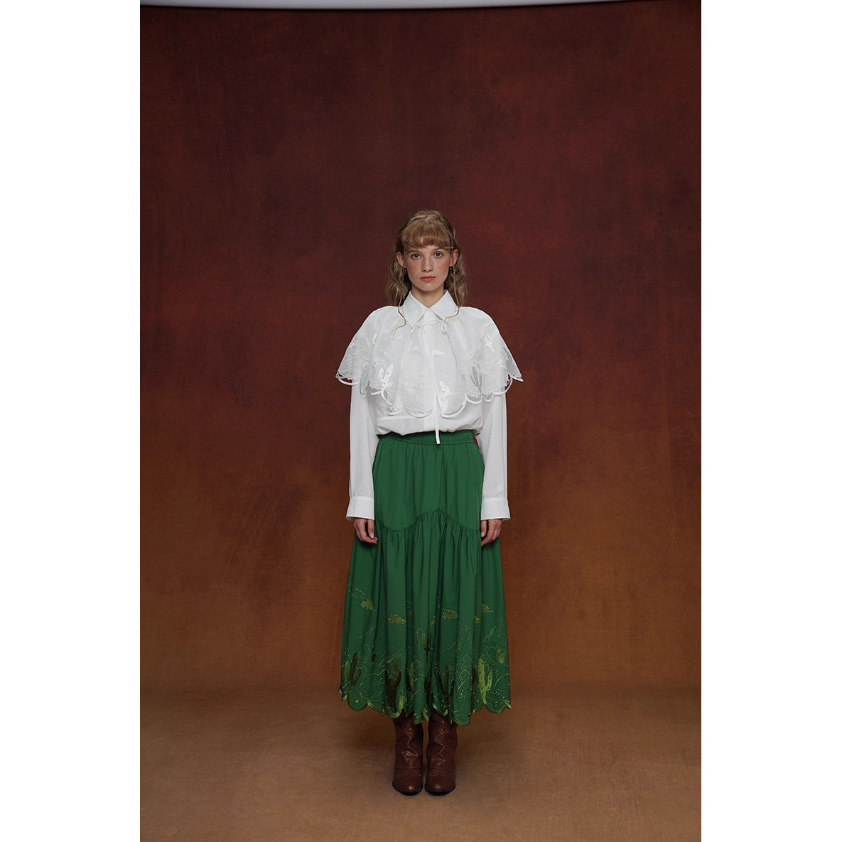 サボテンの花の刺繍チュールケープ