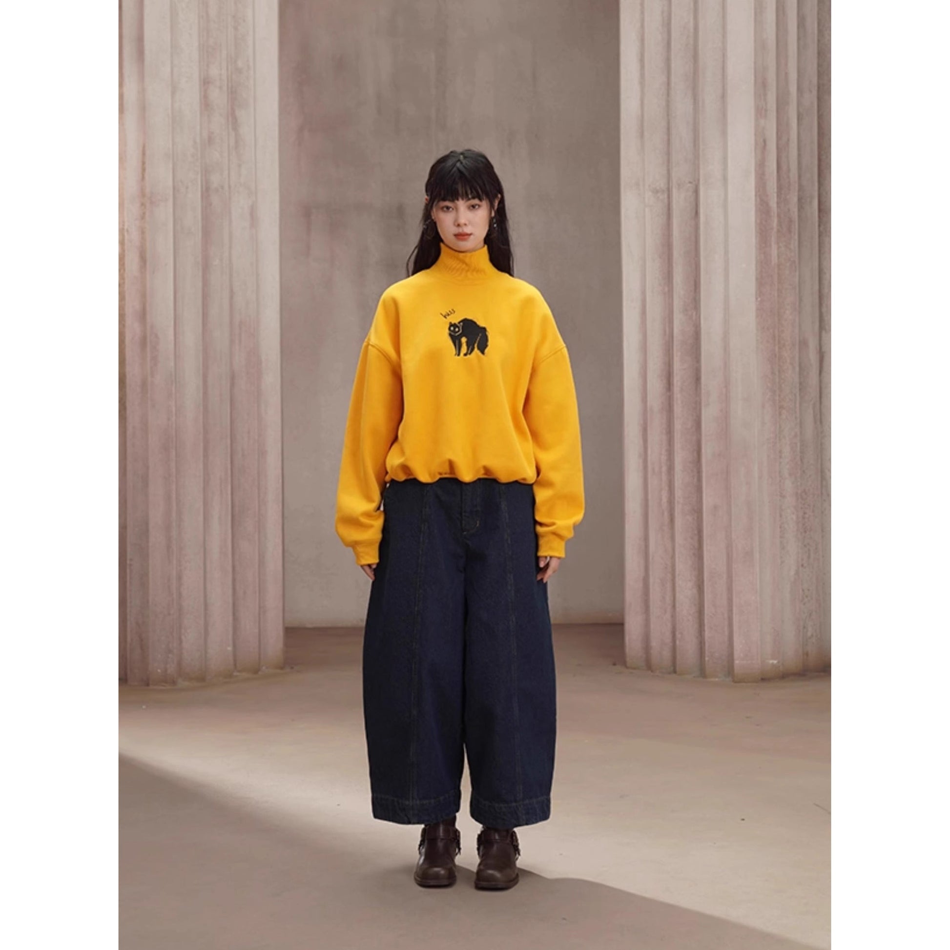 紺藍色のクロップドワイドデニムパンツ