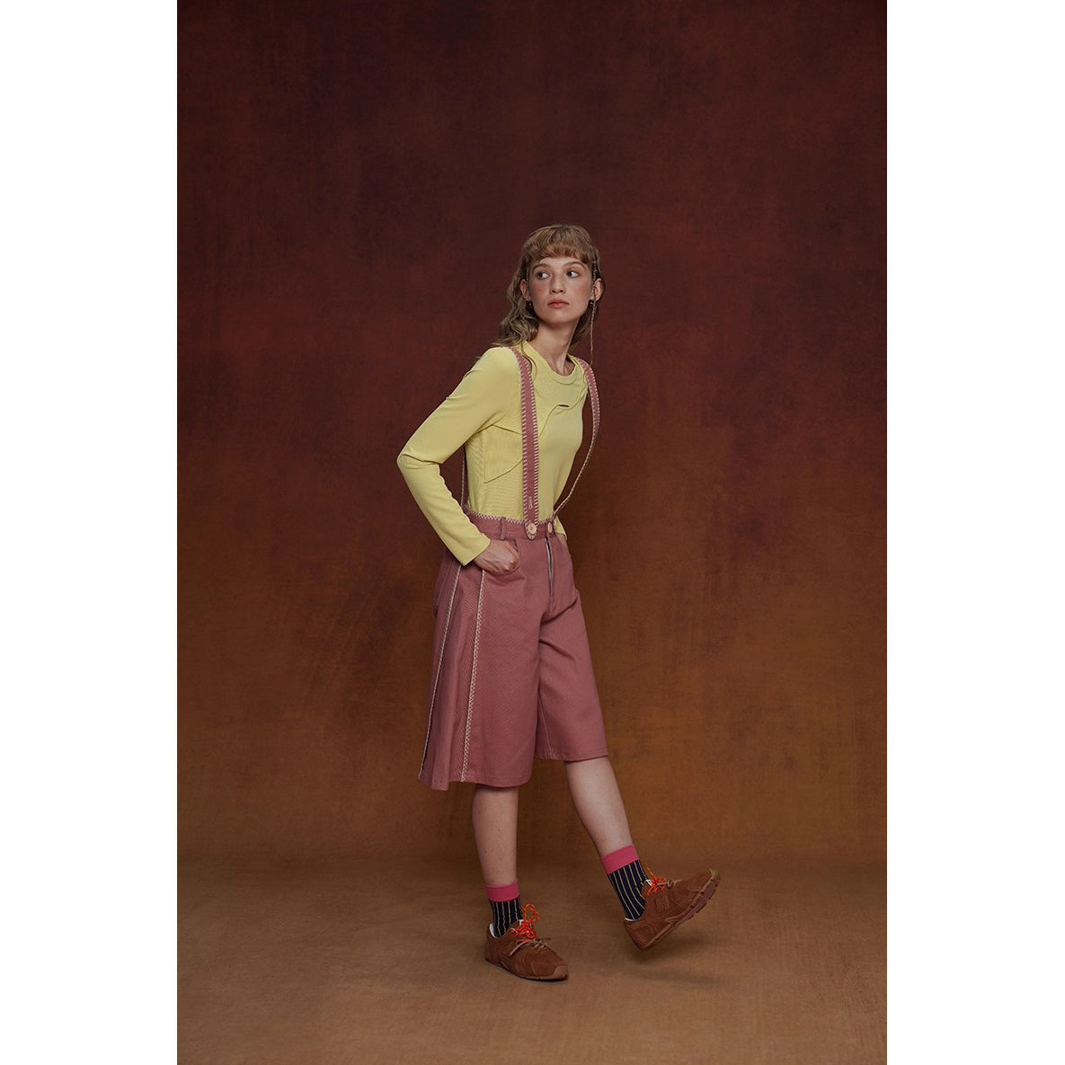 煉瓦色の刺繍ストラップパンツ