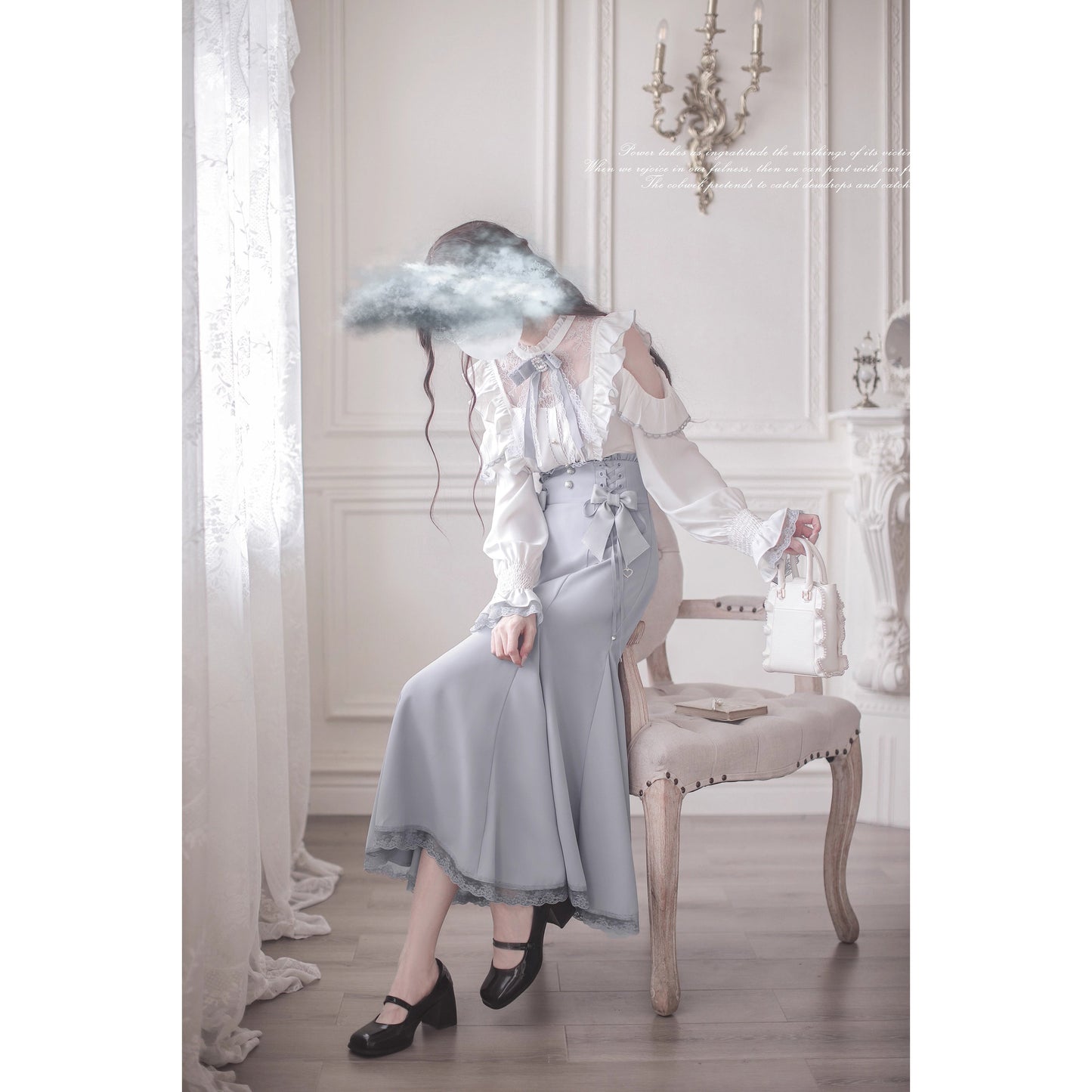水色の令嬢のフリルトップスとコルセットスカート