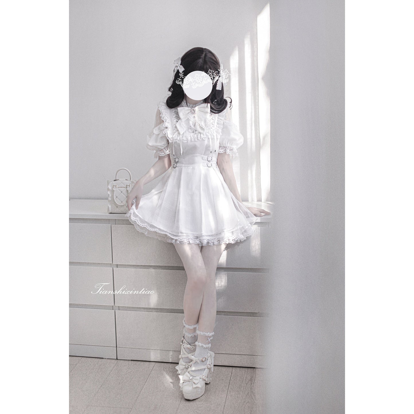 純白の天使の刺繍フリルワンピース