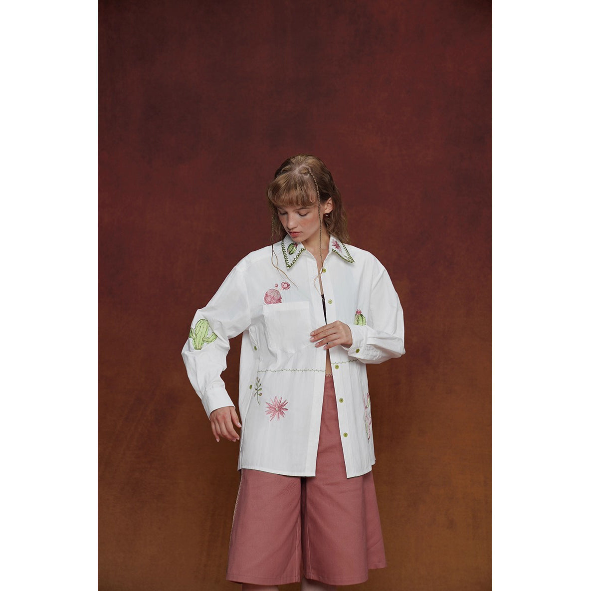 サボテンと花の刺繍ブラウス