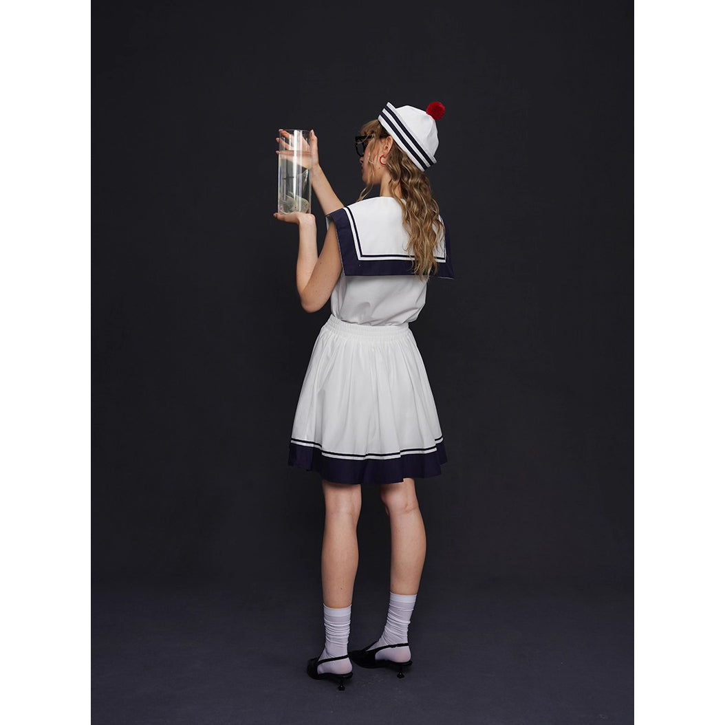 船乗り少女のセーラーブラウスとスカート