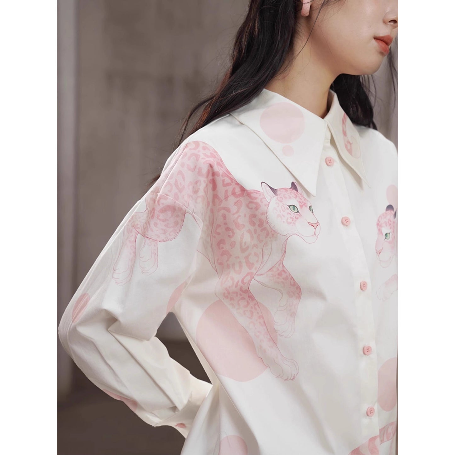 豹の挿絵ブラウス