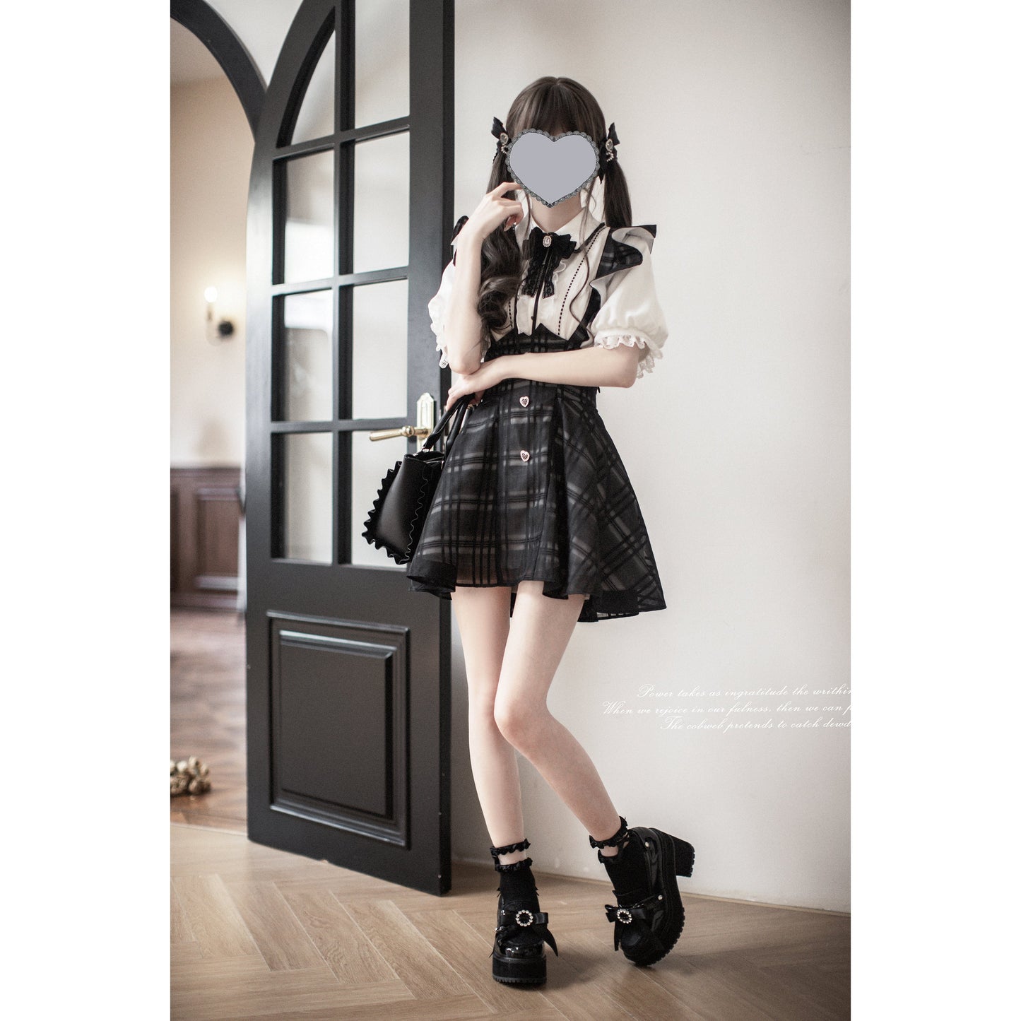 黒墨格子柄のジャンパースカートとブラウス - ショート丈