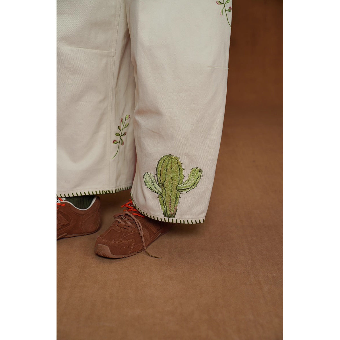 サボテンと花の刺繍ワイドパンツ