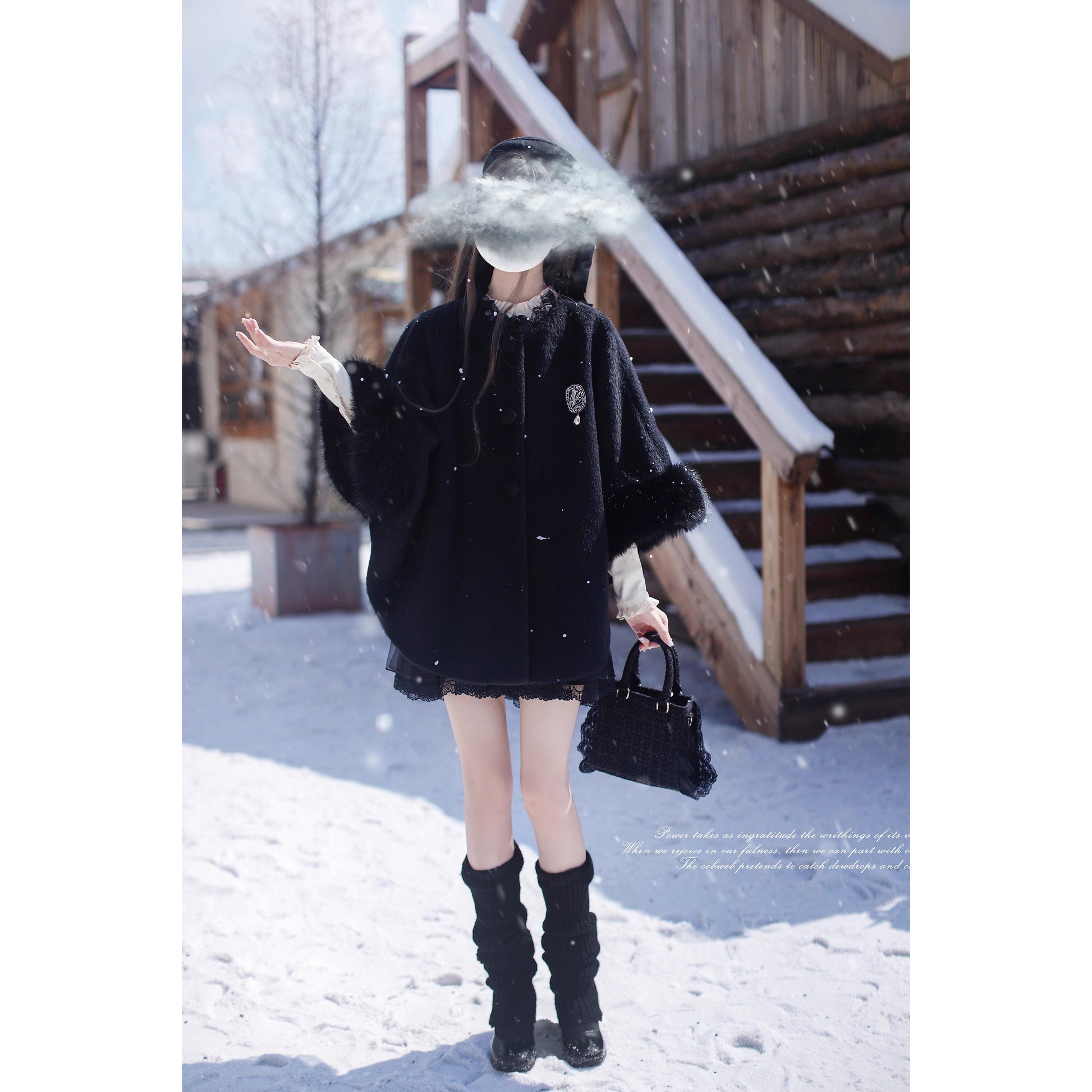 漆黒のお嬢様のウールケープコート