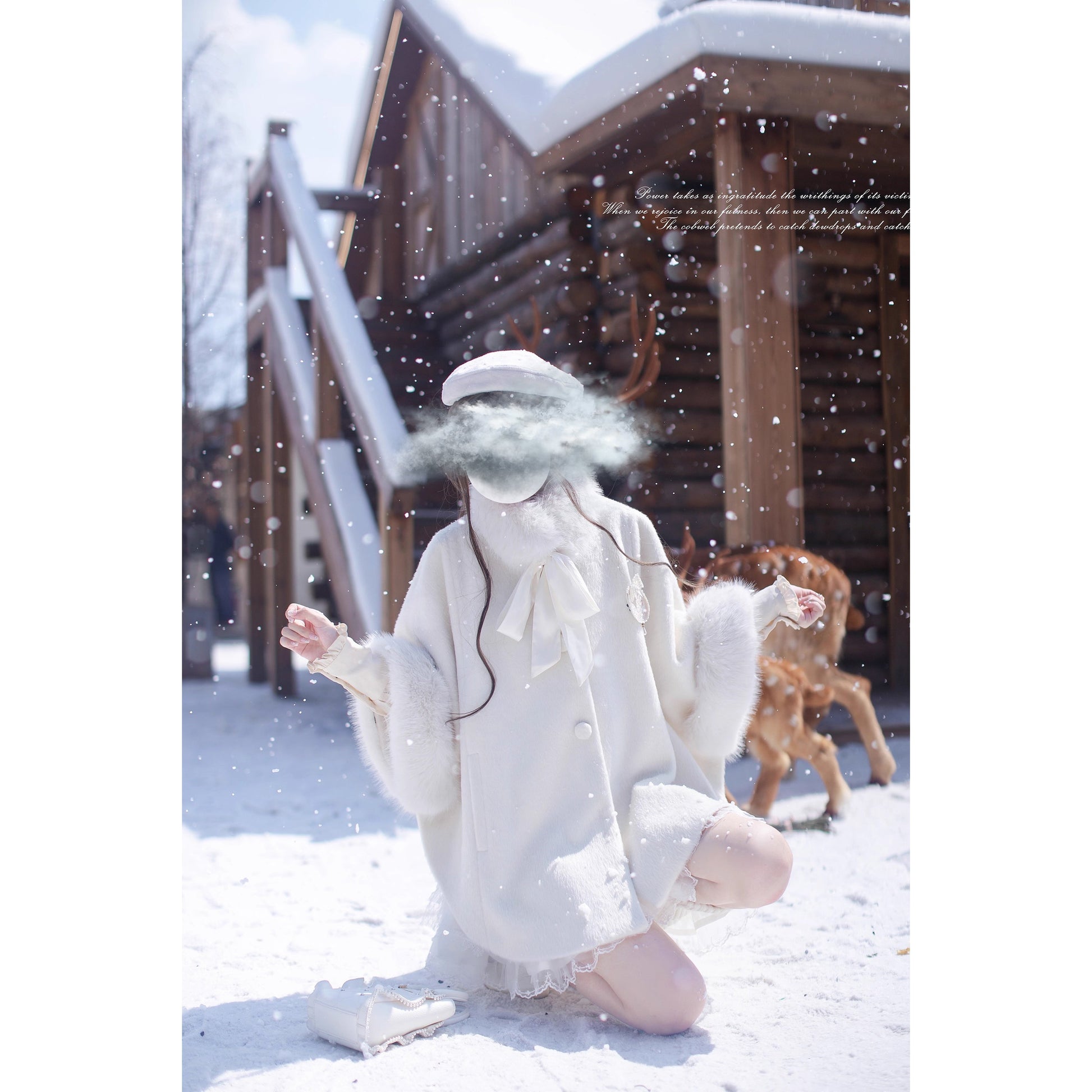 純白のお嬢様のウールケープコート