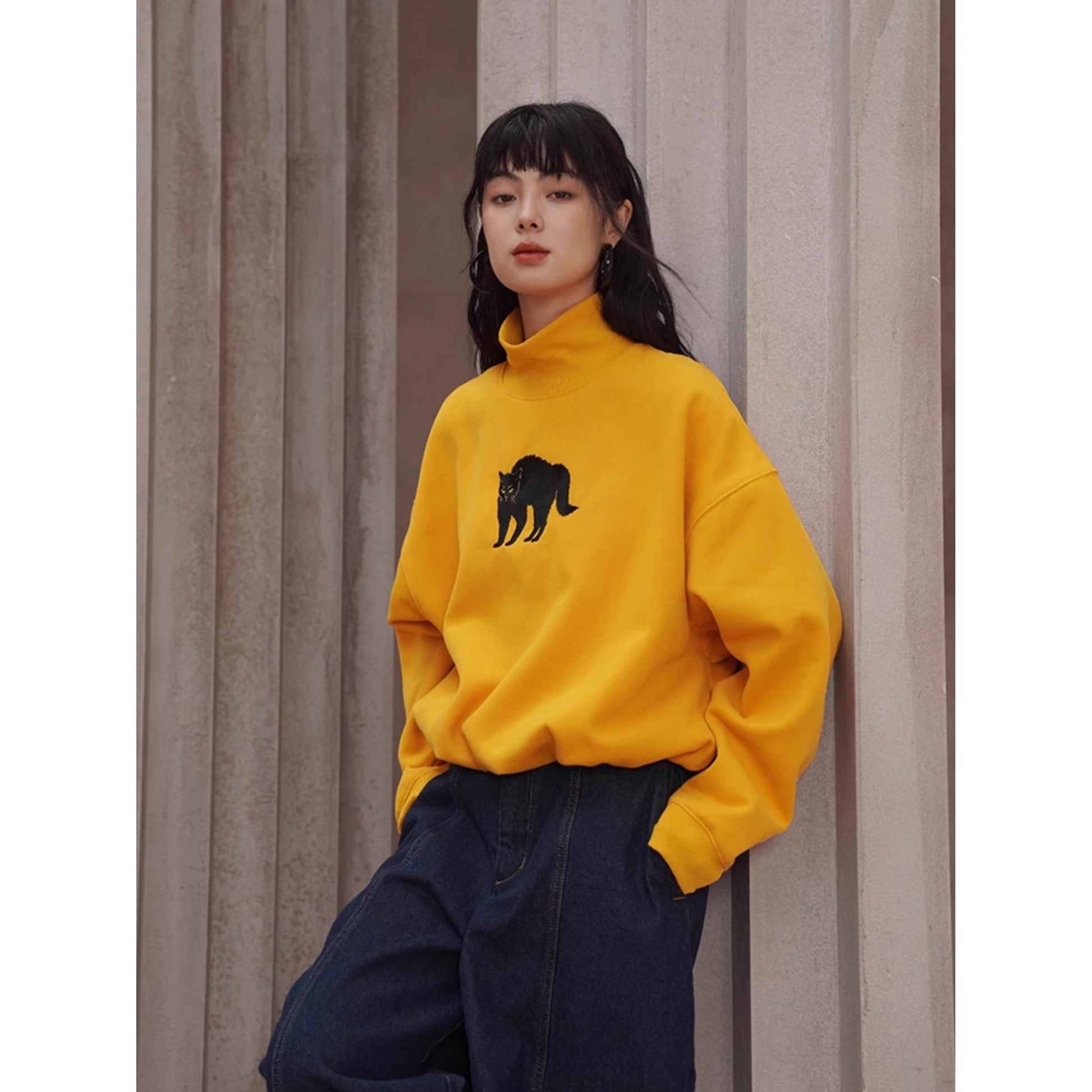 黒猫の刺繍ハイネックスウェット