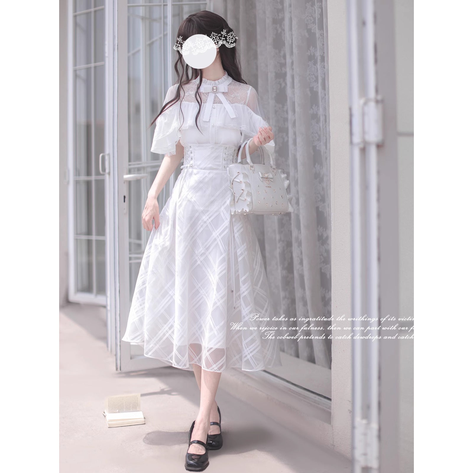 純白の令嬢のケープトップスとコルセットスカート