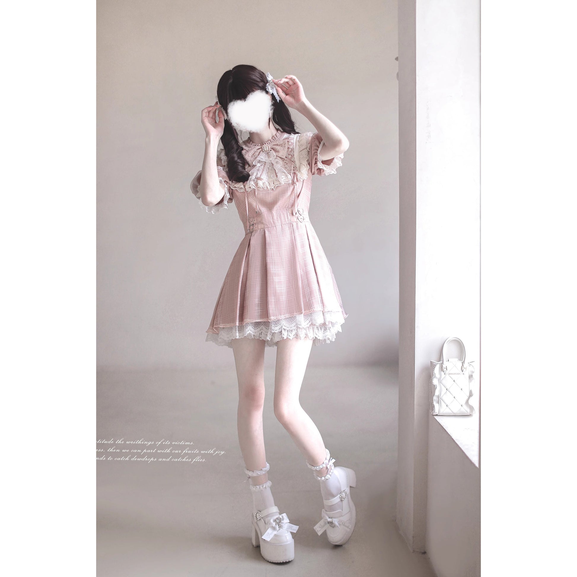 桃色の天使の刺繍フリルワンピース