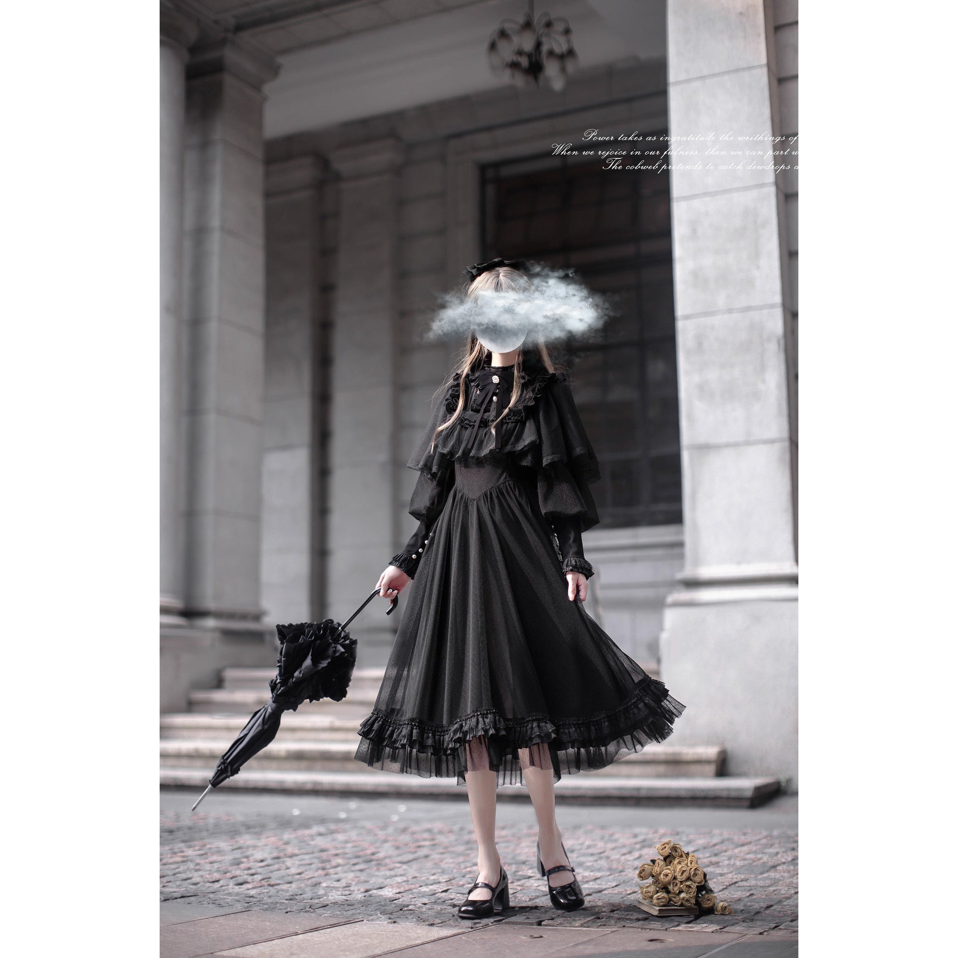 漆黒のお嬢様のチュールケープワンピース