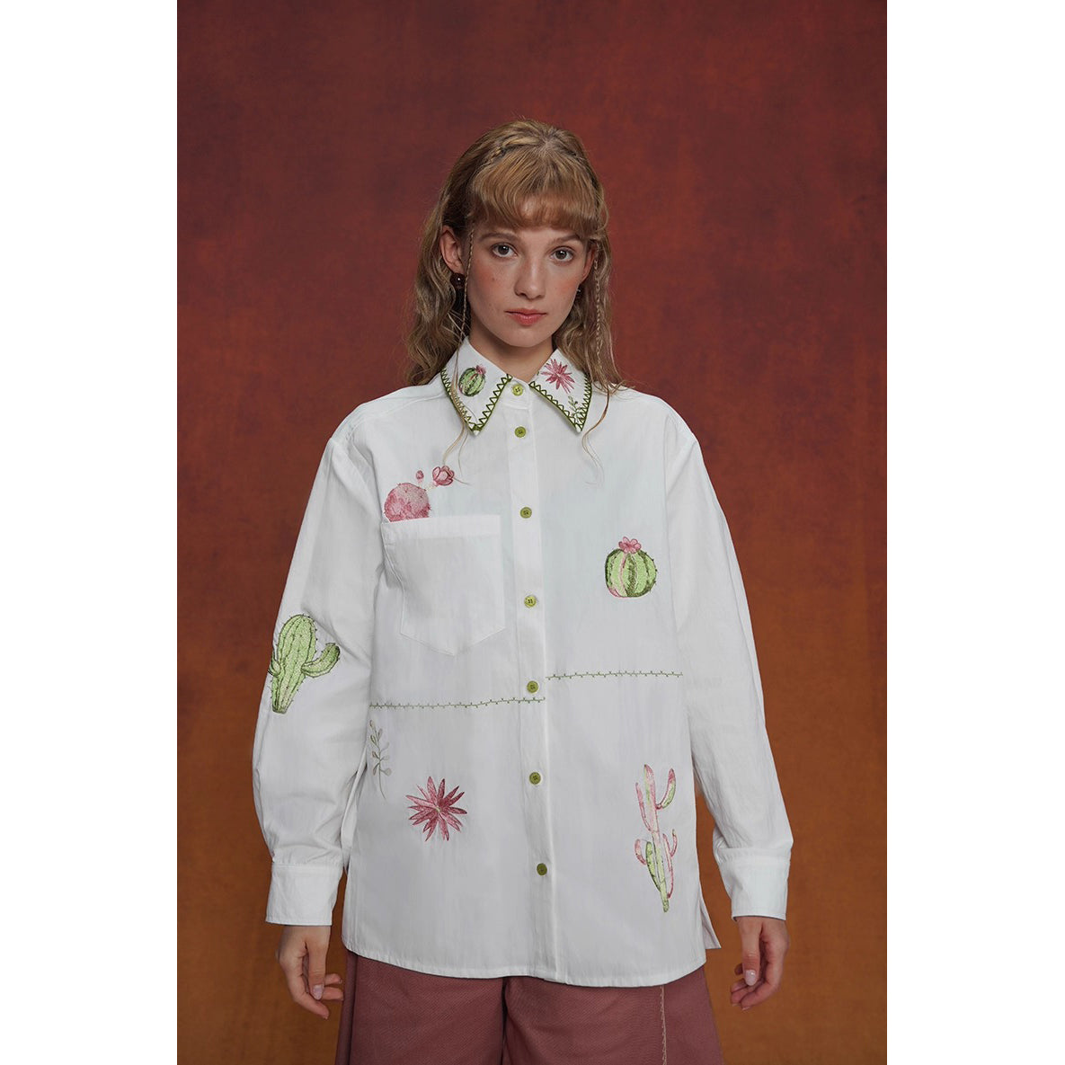 サボテンと花の刺繍ブラウス