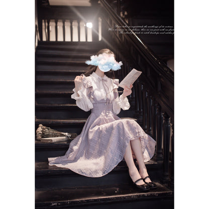 薄紫の令嬢のフリルジャンパースカートとブラウス