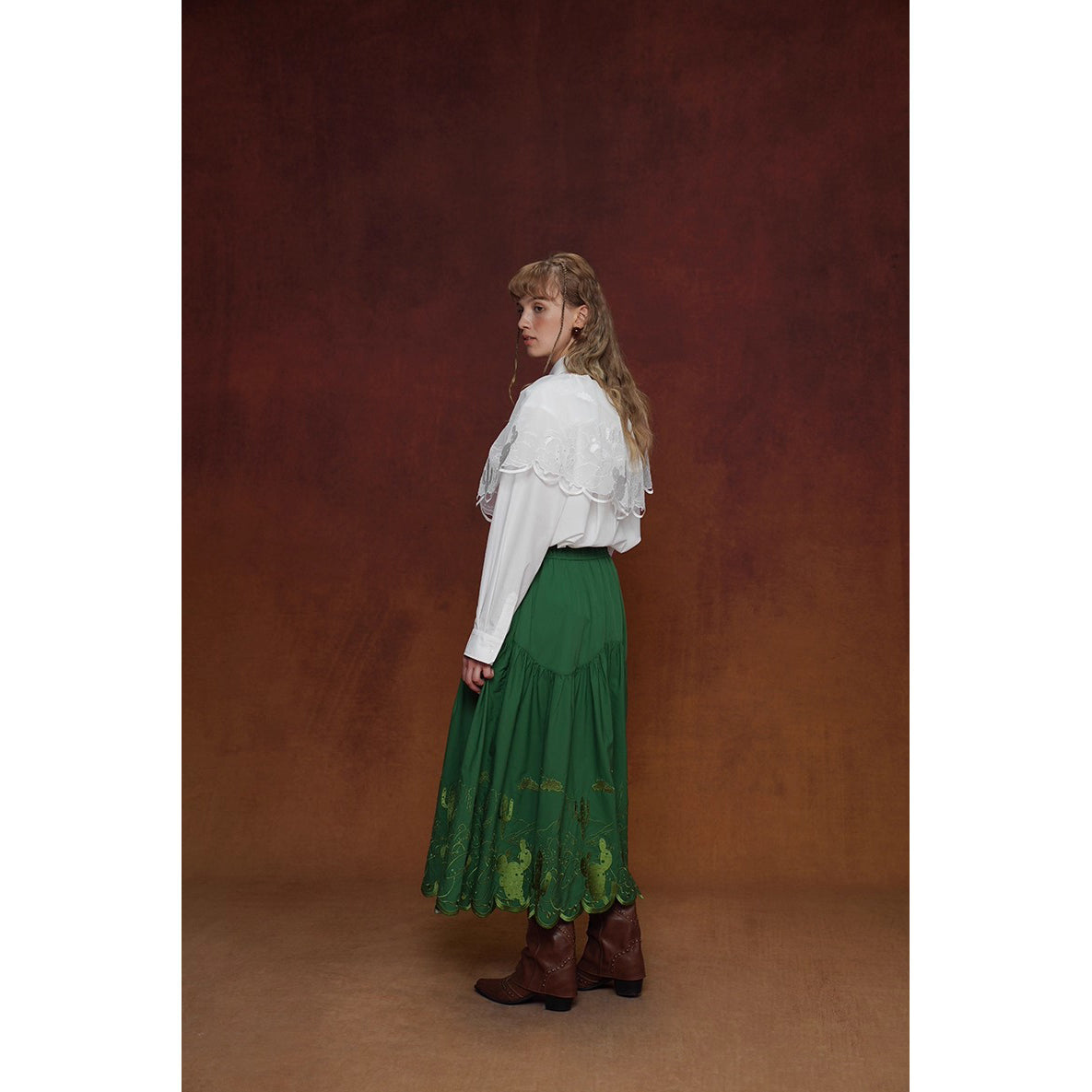 サボテンの花の刺繍チュールケープ