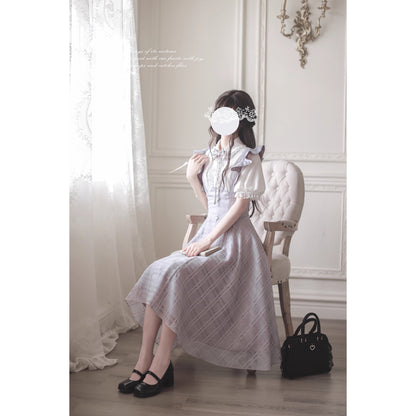 浅紫の令嬢のジャンパースカートとブラウス