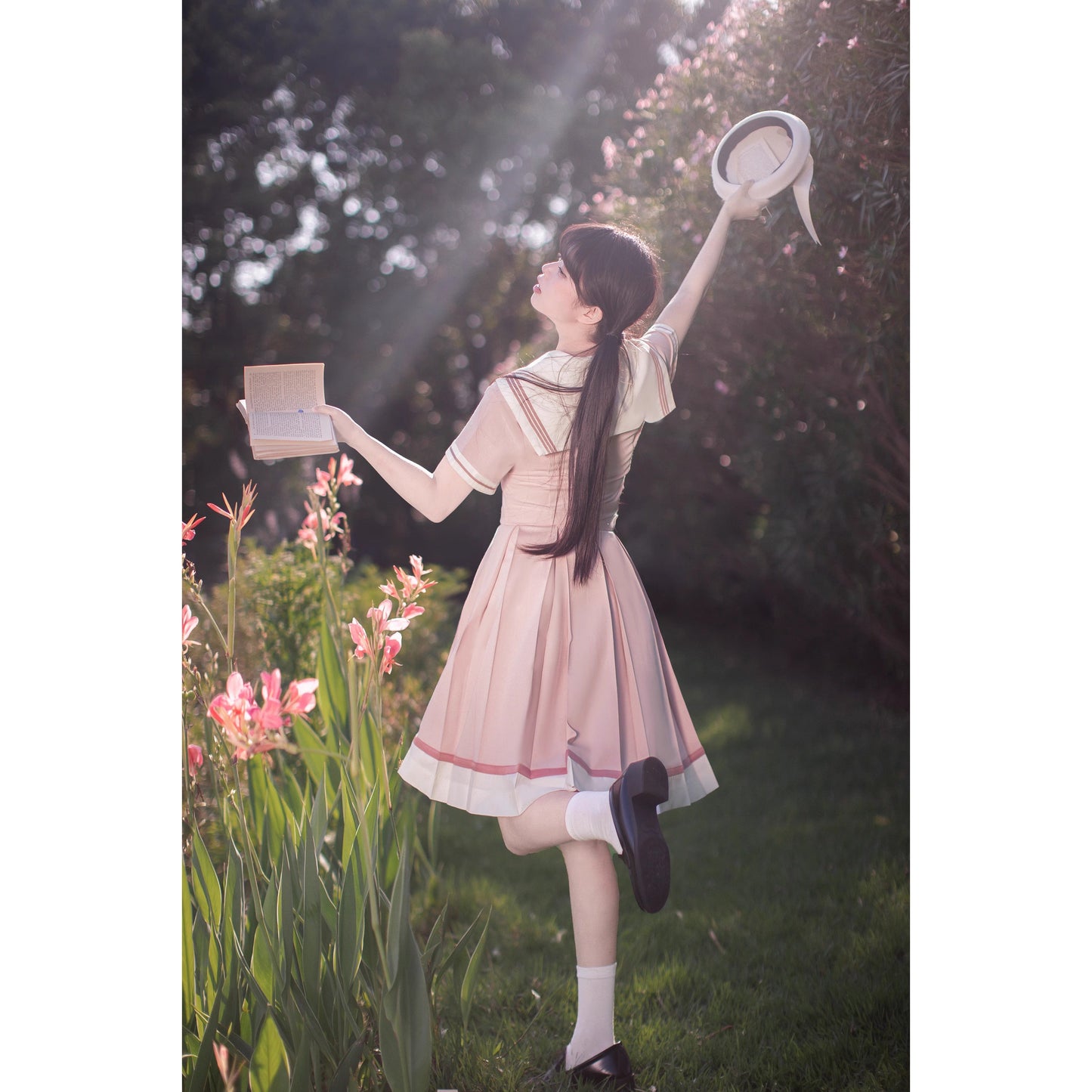 桜色のお嬢様の文学セーラーブラウスとプリーツスカート