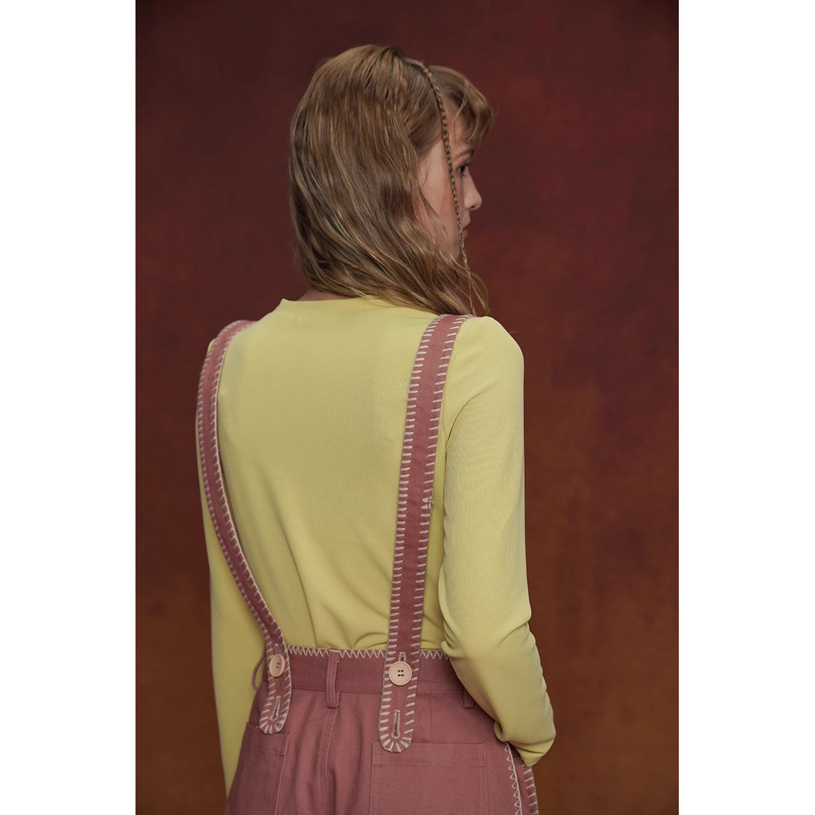 煉瓦色の刺繍ストラップパンツ