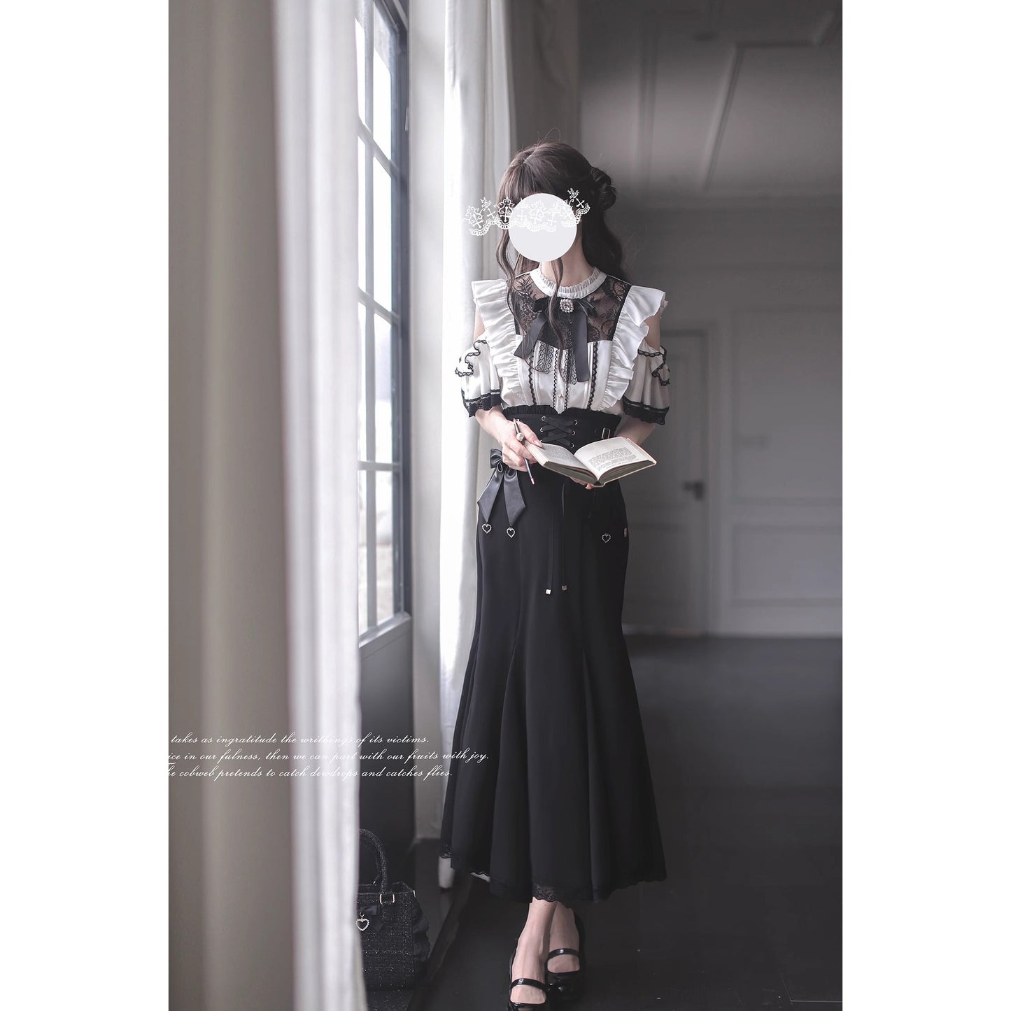 窓辺の令嬢のフリルトップスとコルセットスカート