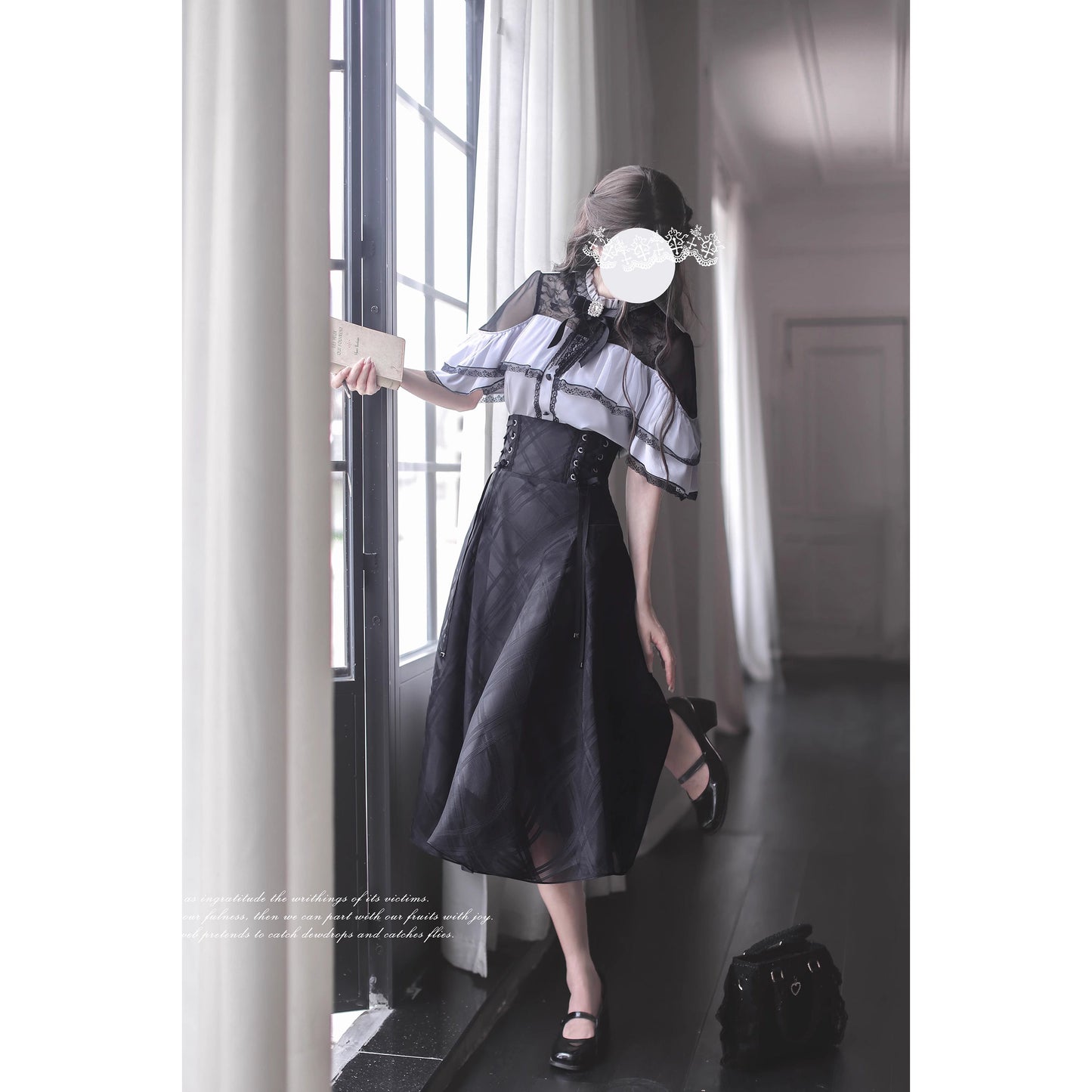 夜会の令嬢のケープトップスとコルセットスカート