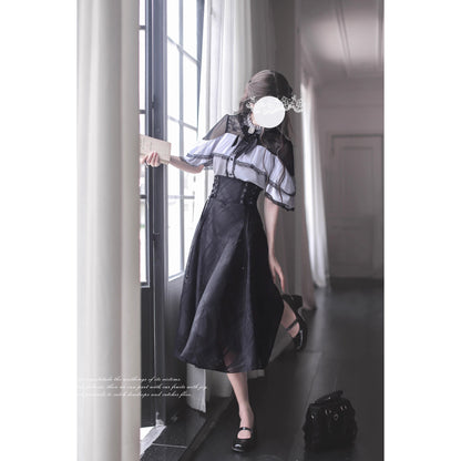 夜会の令嬢のケープトップスとコルセットスカート