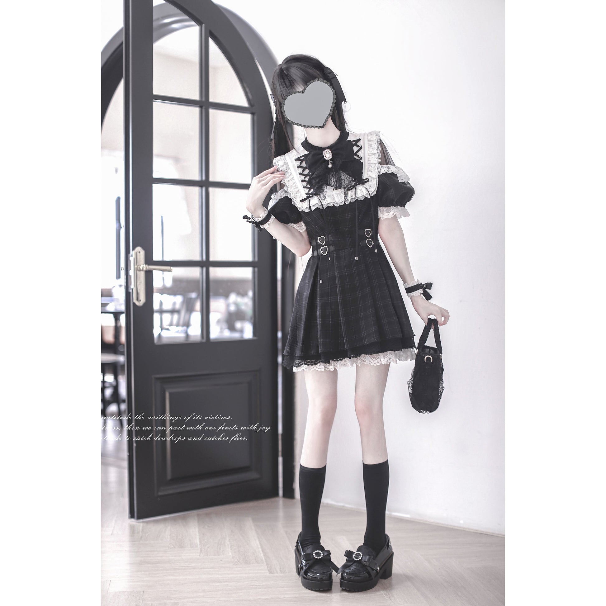 漆黒の堕天使の刺繍フリルワンピース