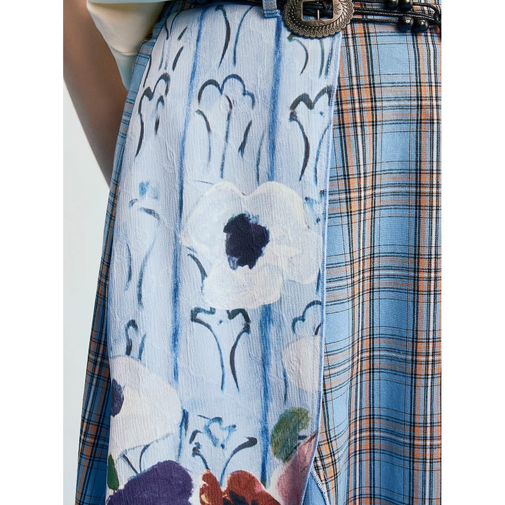 オダリスク、ブルーハーモニーの格子柄スカート