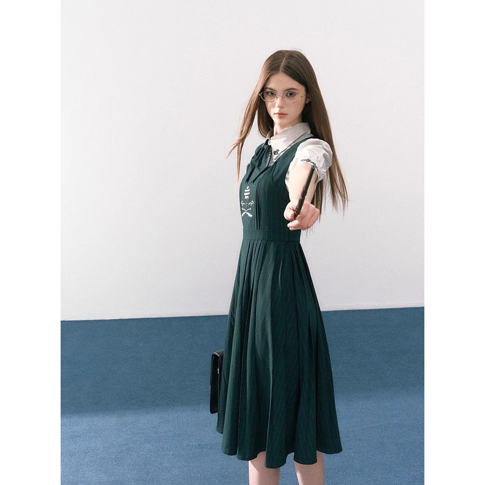 魔法学校の刺繍ジャンパースカートとブラウスとリボンタイ