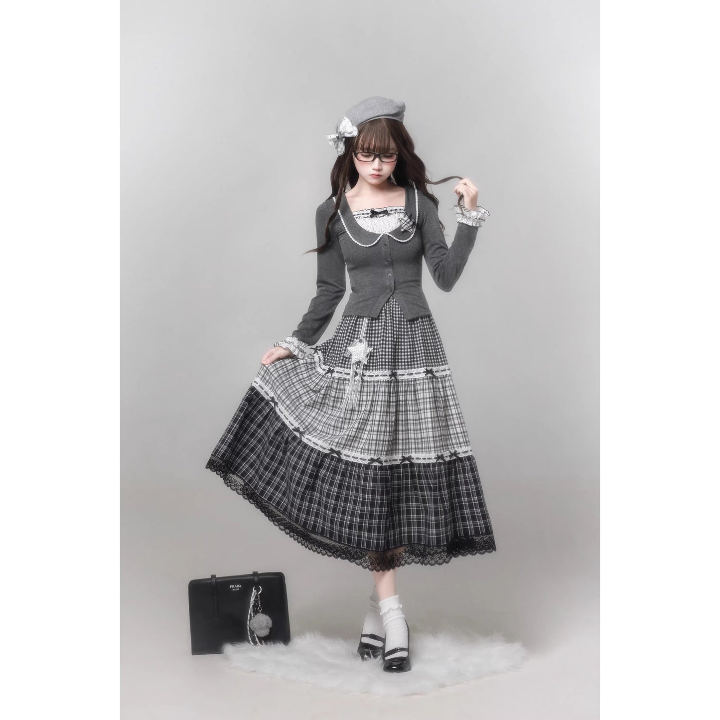 書斎のお嬢様のドッキングトップスとティアードスカート