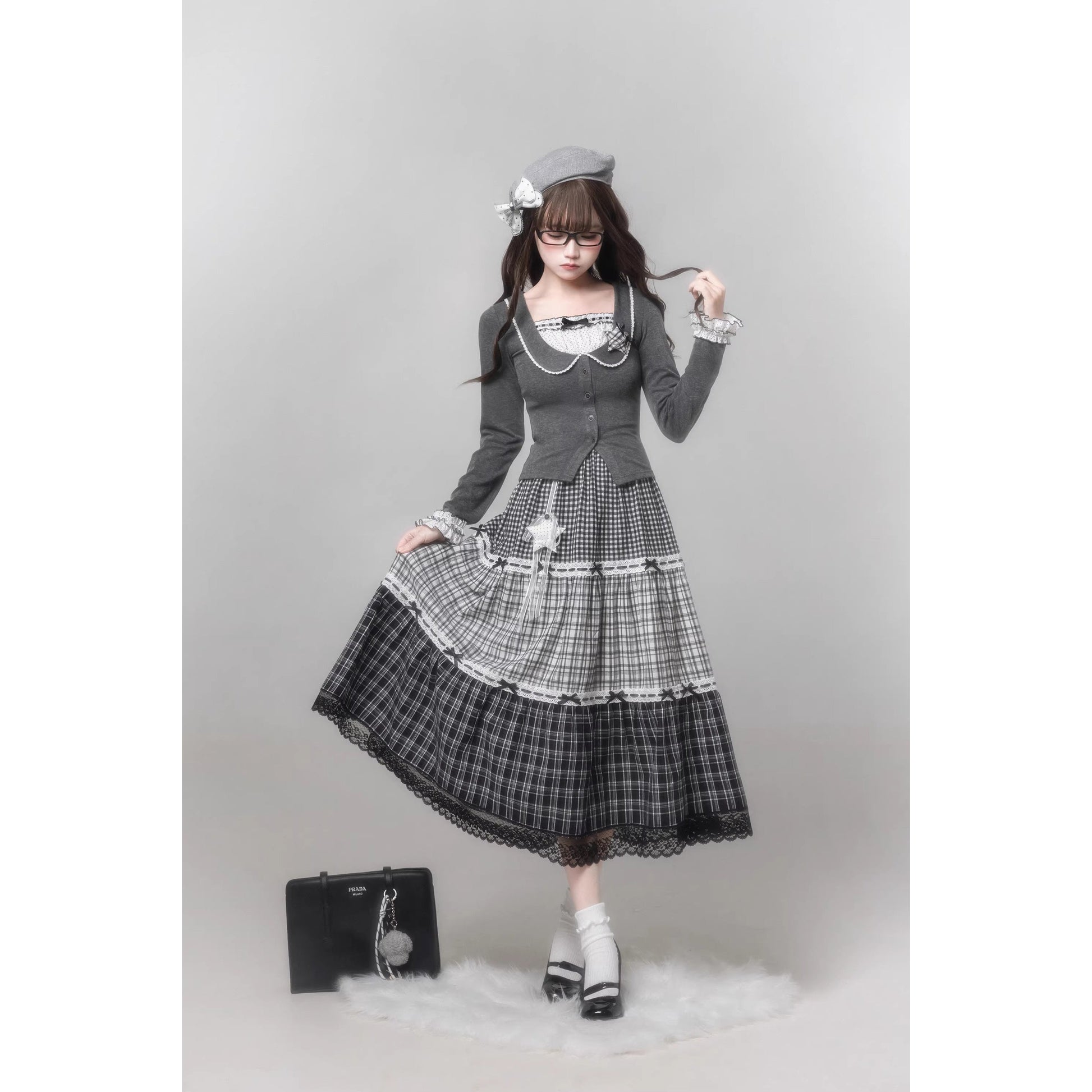 書斎のお嬢様のドッキングトップスとティアードスカート