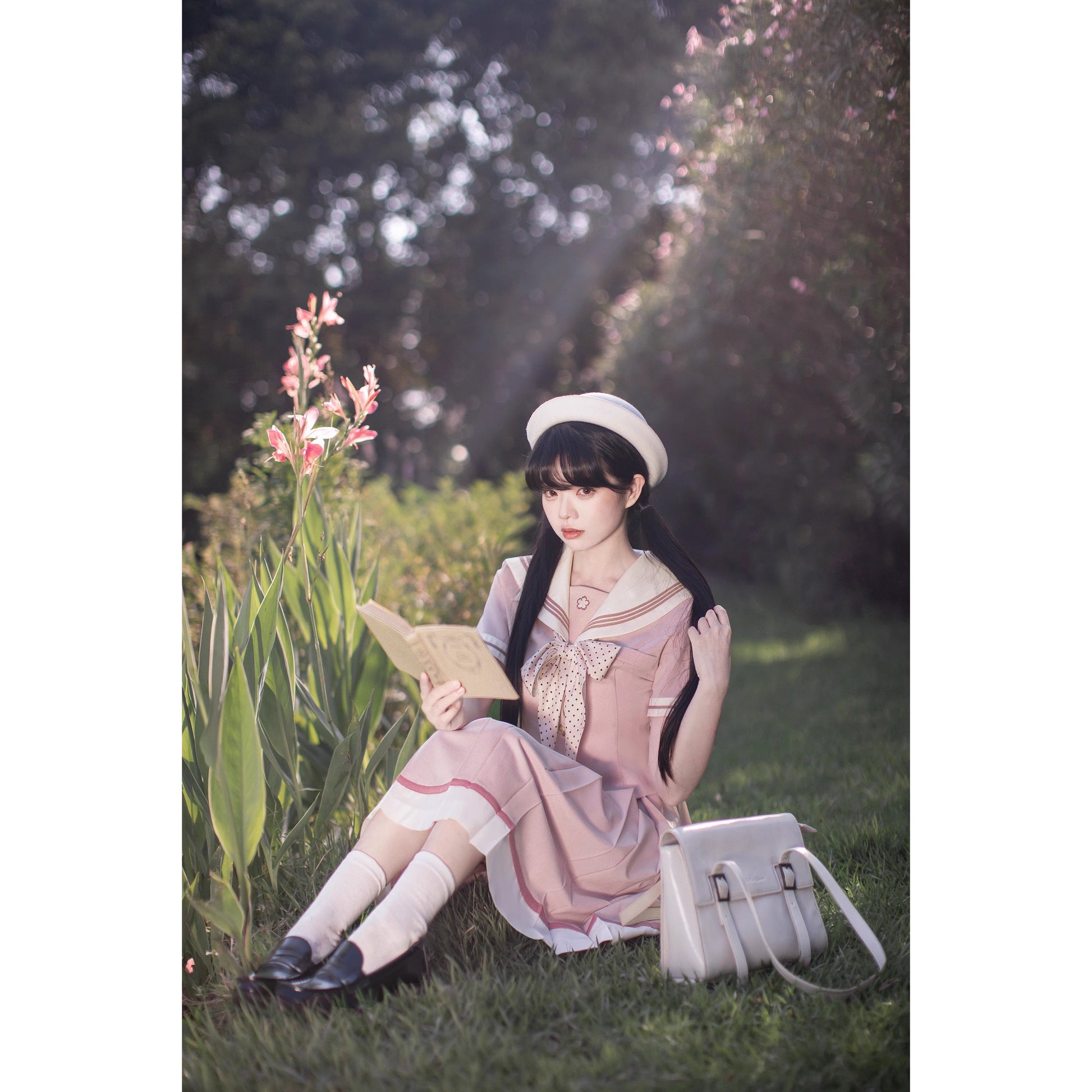 桜色のお嬢様の文学セーラーブラウスとプリーツスカート