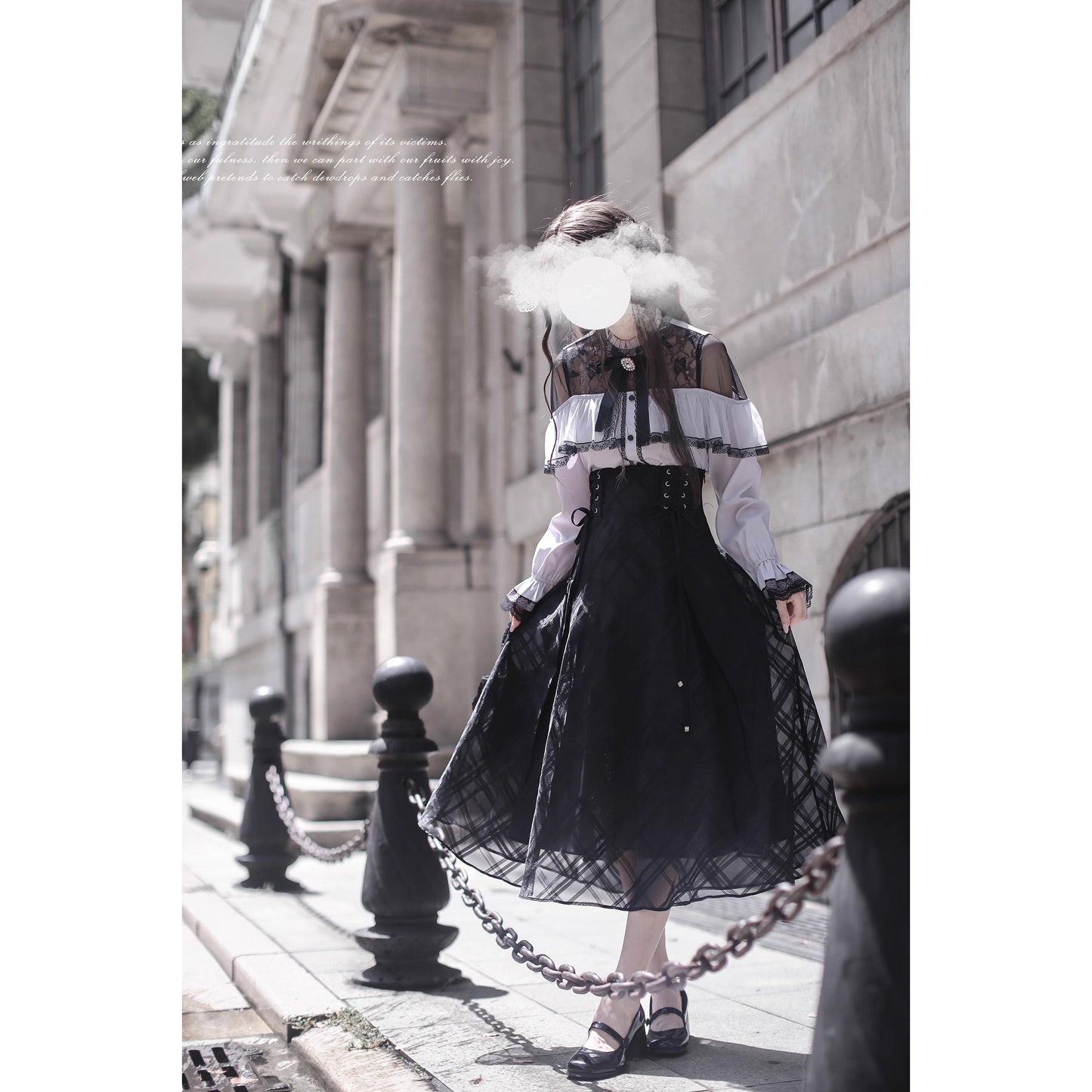 夜会の令嬢のケープトップスとコルセットスカート