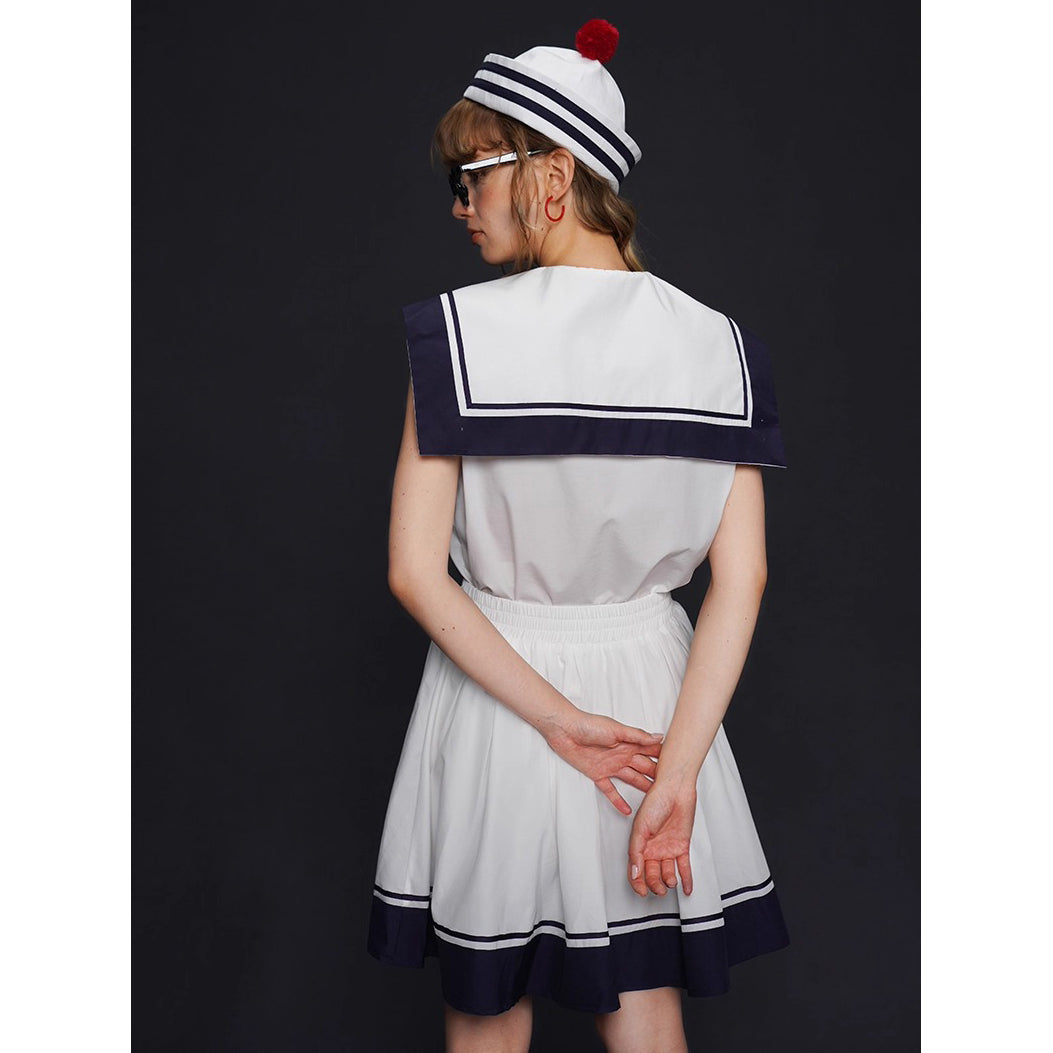 船乗り少女のセーラーブラウスとスカート
