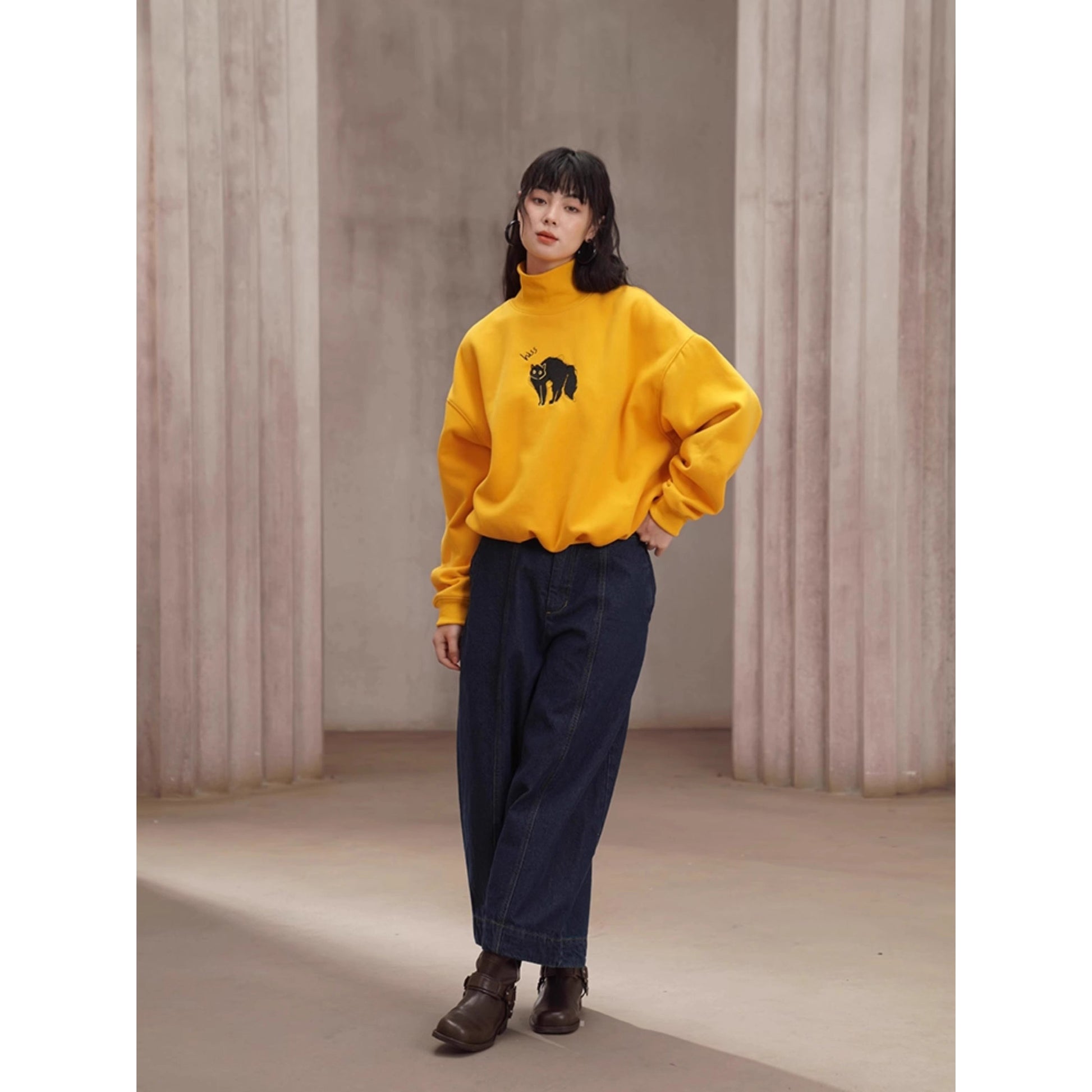 紺藍色のクロップドワイドデニムパンツ