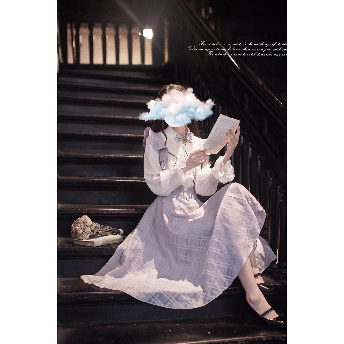 薄紫の令嬢のフリルジャンパースカートとブラウス