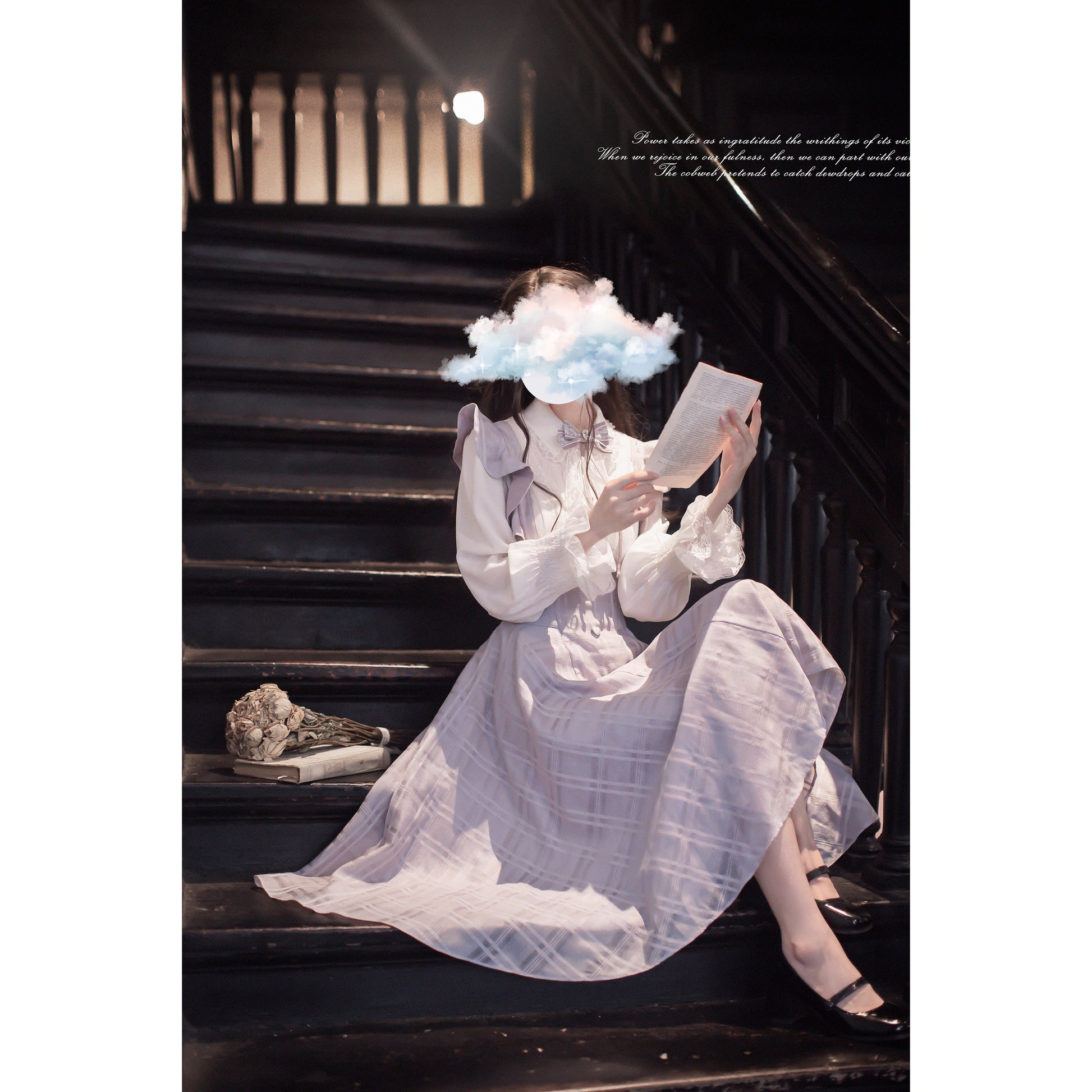 薄紫の令嬢のフリルジャンパースカートとブラウス