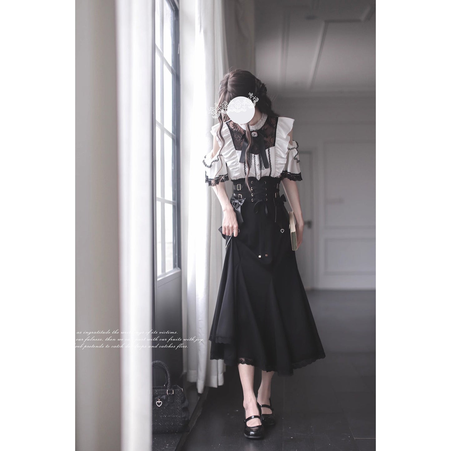 窓辺の令嬢のフリルトップスとコルセットスカート