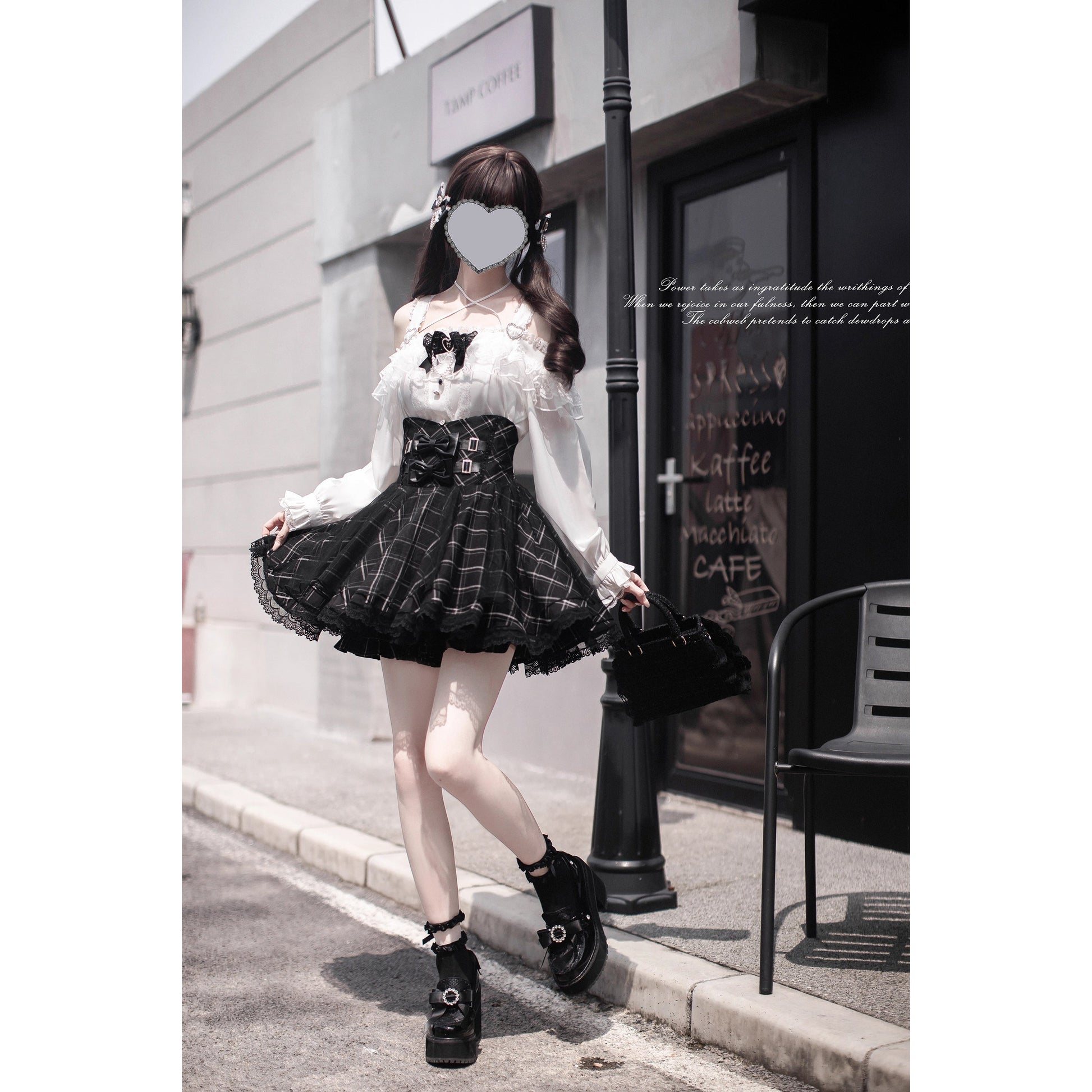 夜曲を奏でるお嬢様のフリルトップスとコルセットスカート