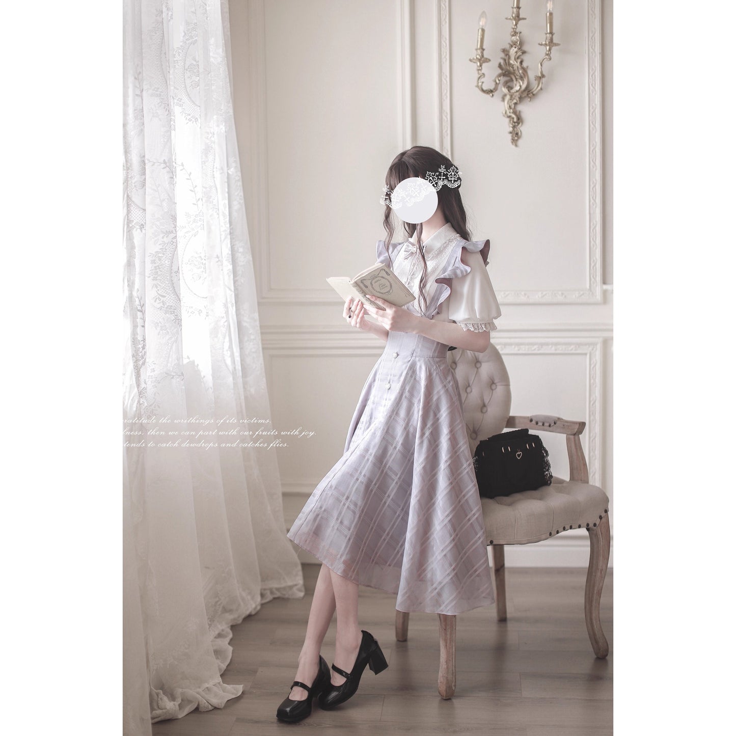 浅紫の令嬢のジャンパースカートとブラウス