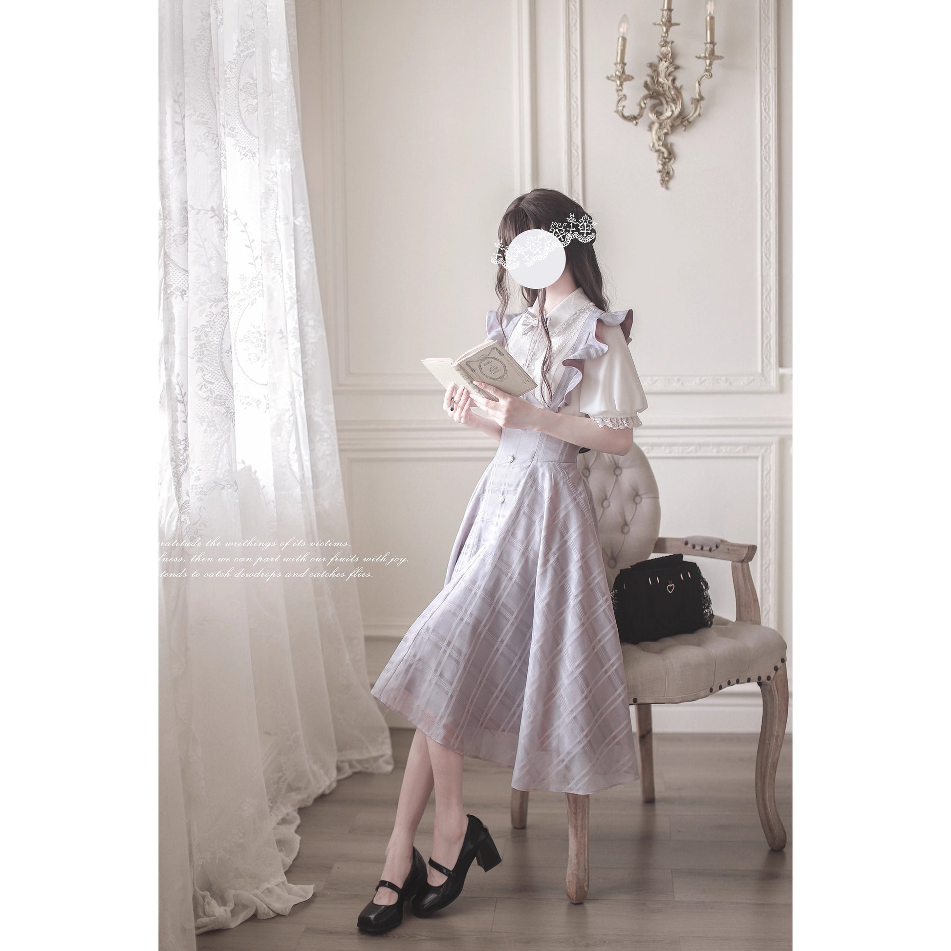 浅紫の令嬢のジャンパースカートとブラウス