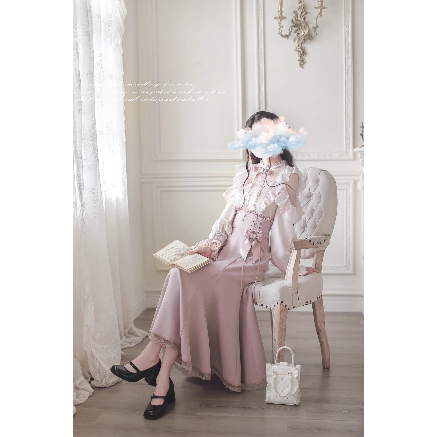 桜色の令嬢のフリルトップスとコルセットスカート