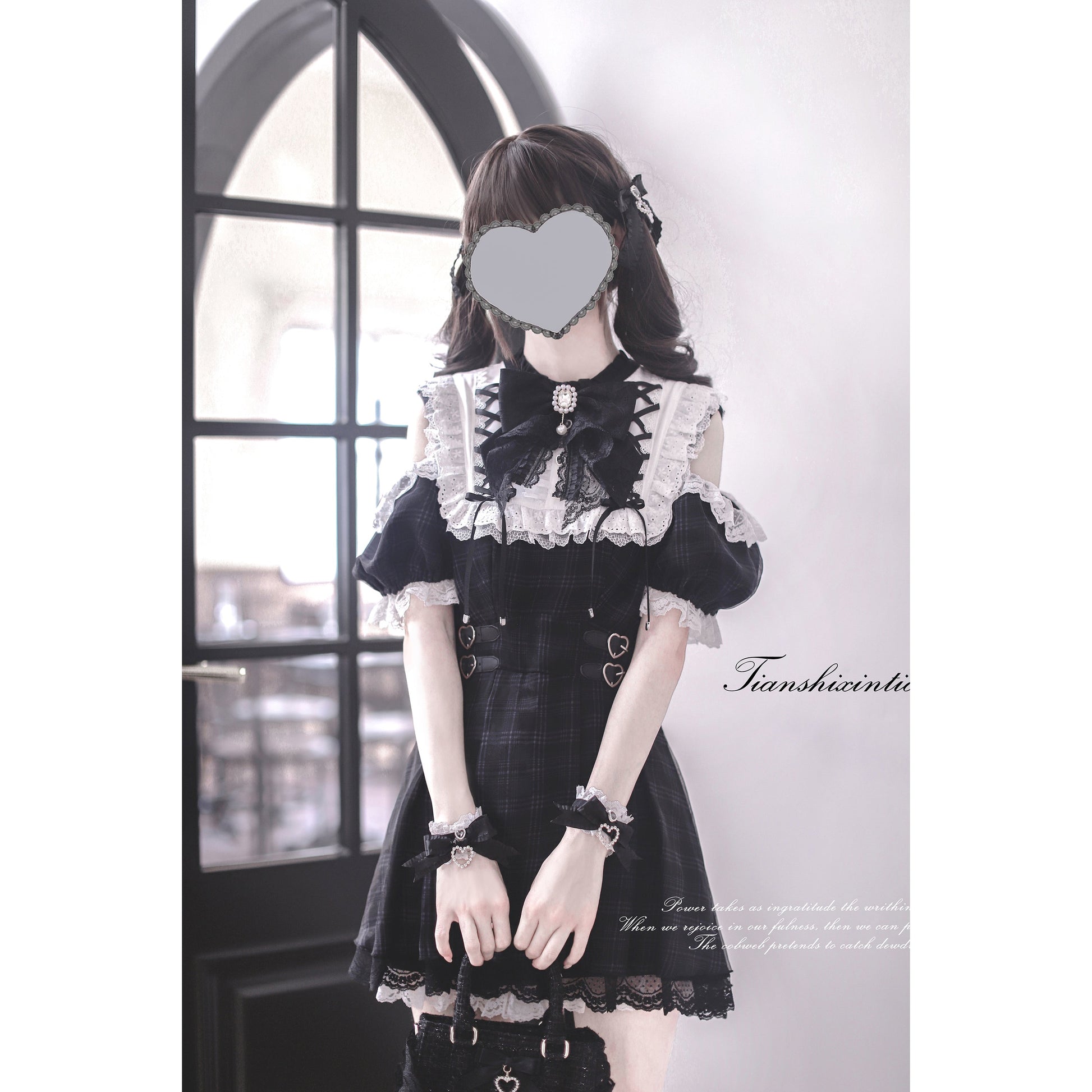 漆黒の堕天使の刺繍フリルワンピース